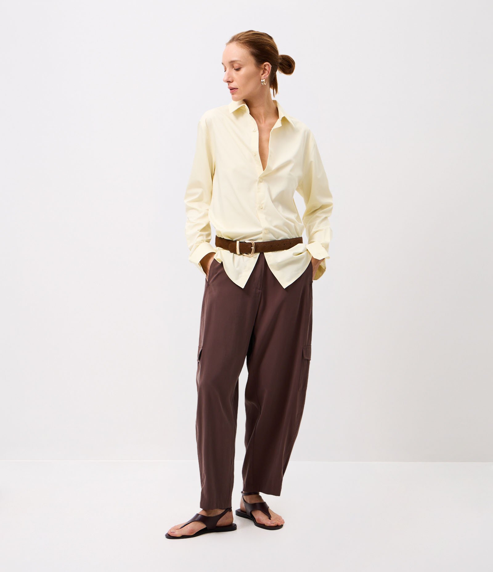 Calça Barrel com Aplicação de Bolso Cargo Marrom 1