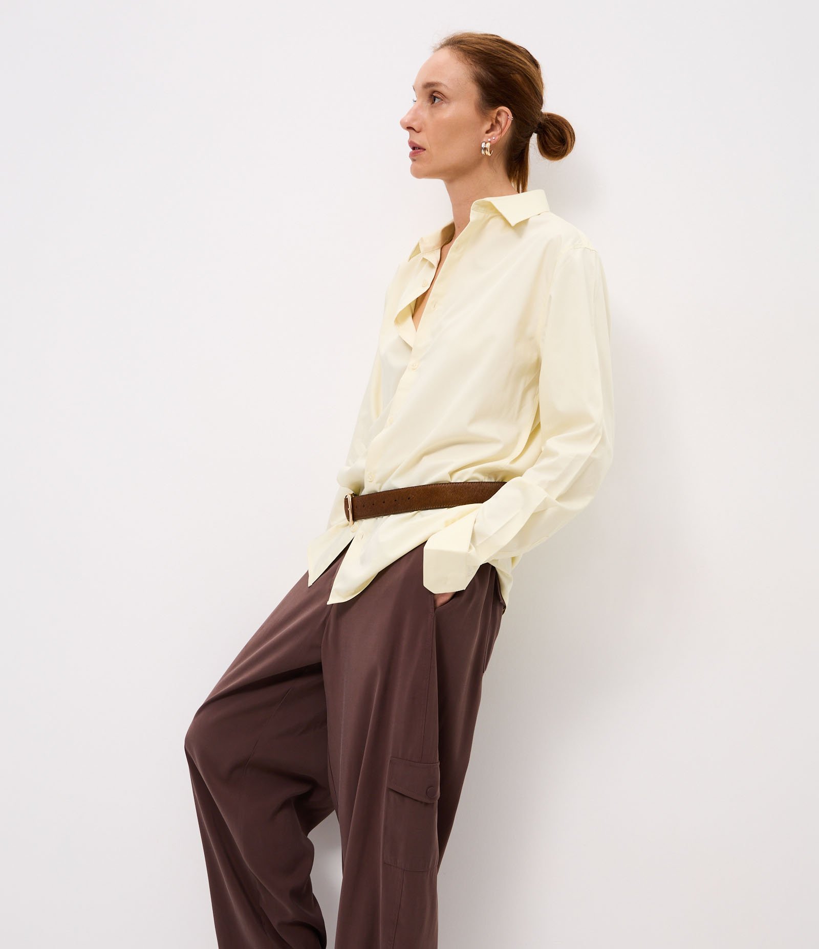 Calça Barrel com Aplicação de Bolso Cargo Marrom 2