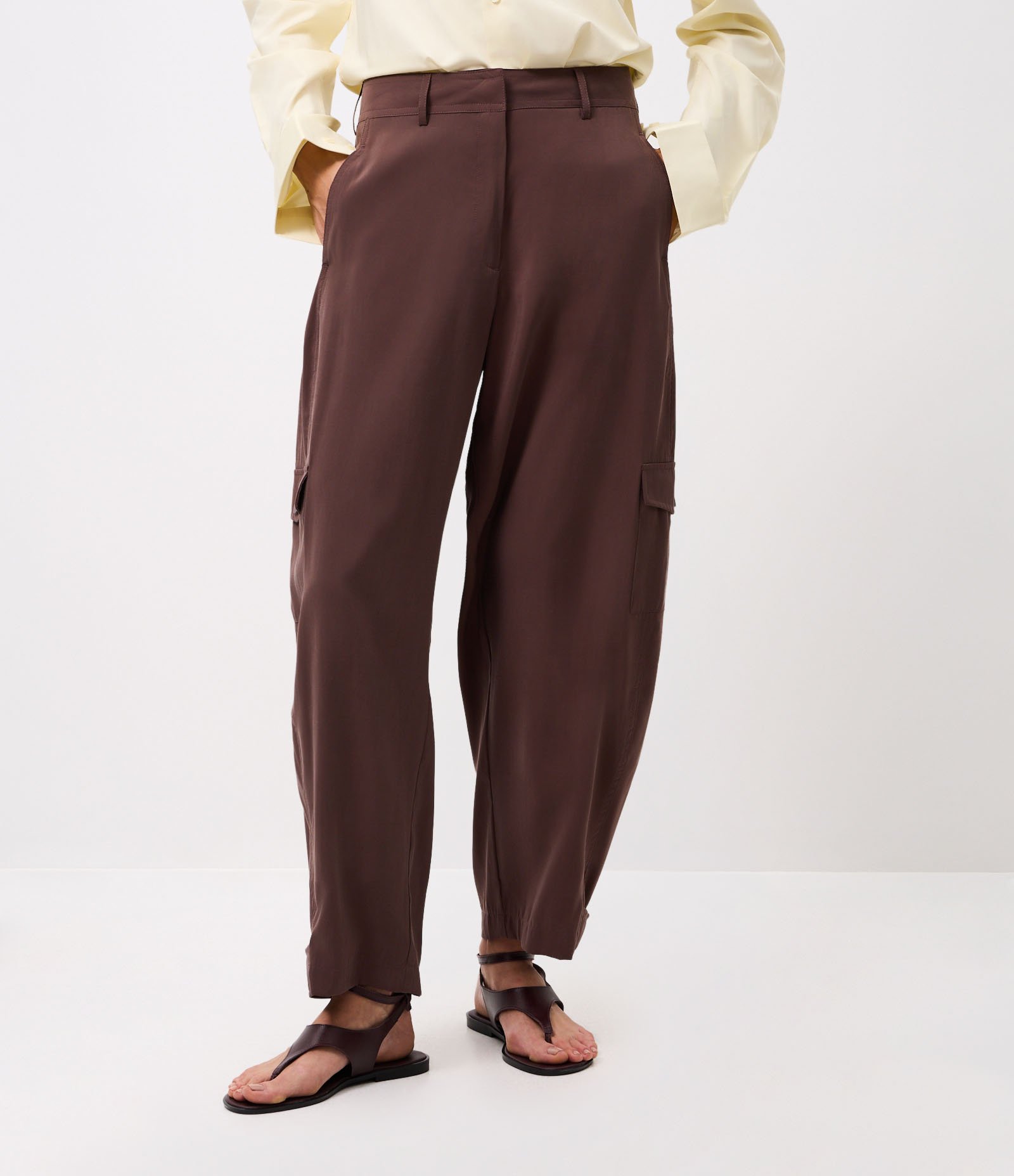 Calça Barrel com Aplicação de Bolso Cargo Marrom 3