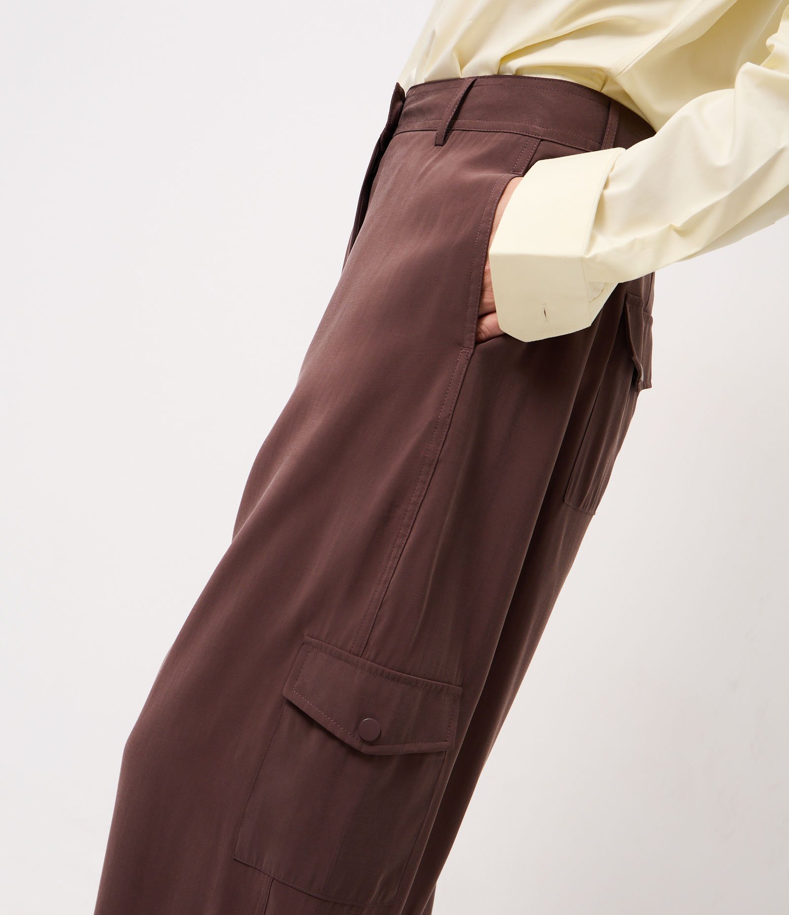 Calça Barrel com Aplicação de Bolso Cargo Marrom 4