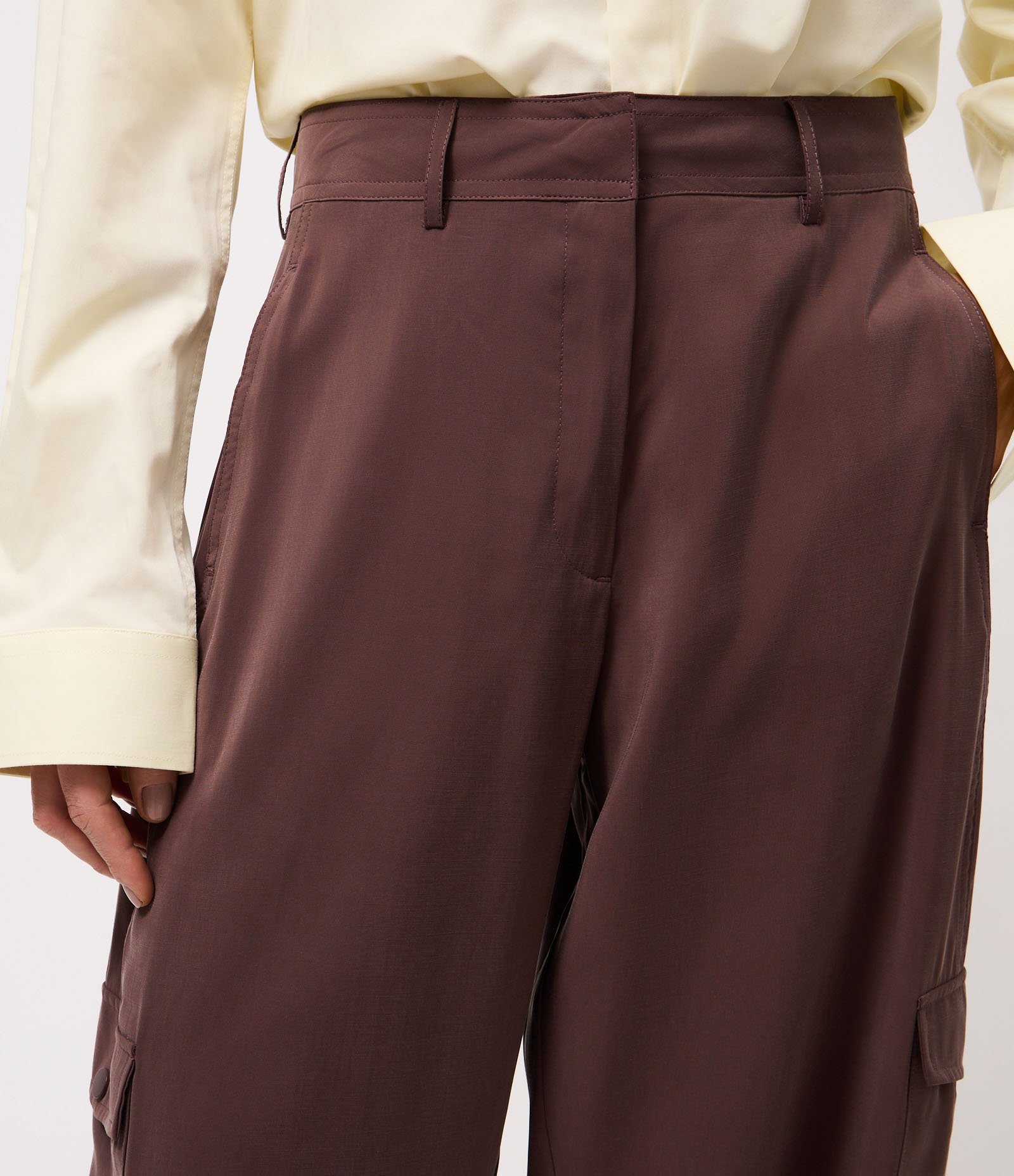 Calça Barrel com Aplicação de Bolso Cargo Marrom 5