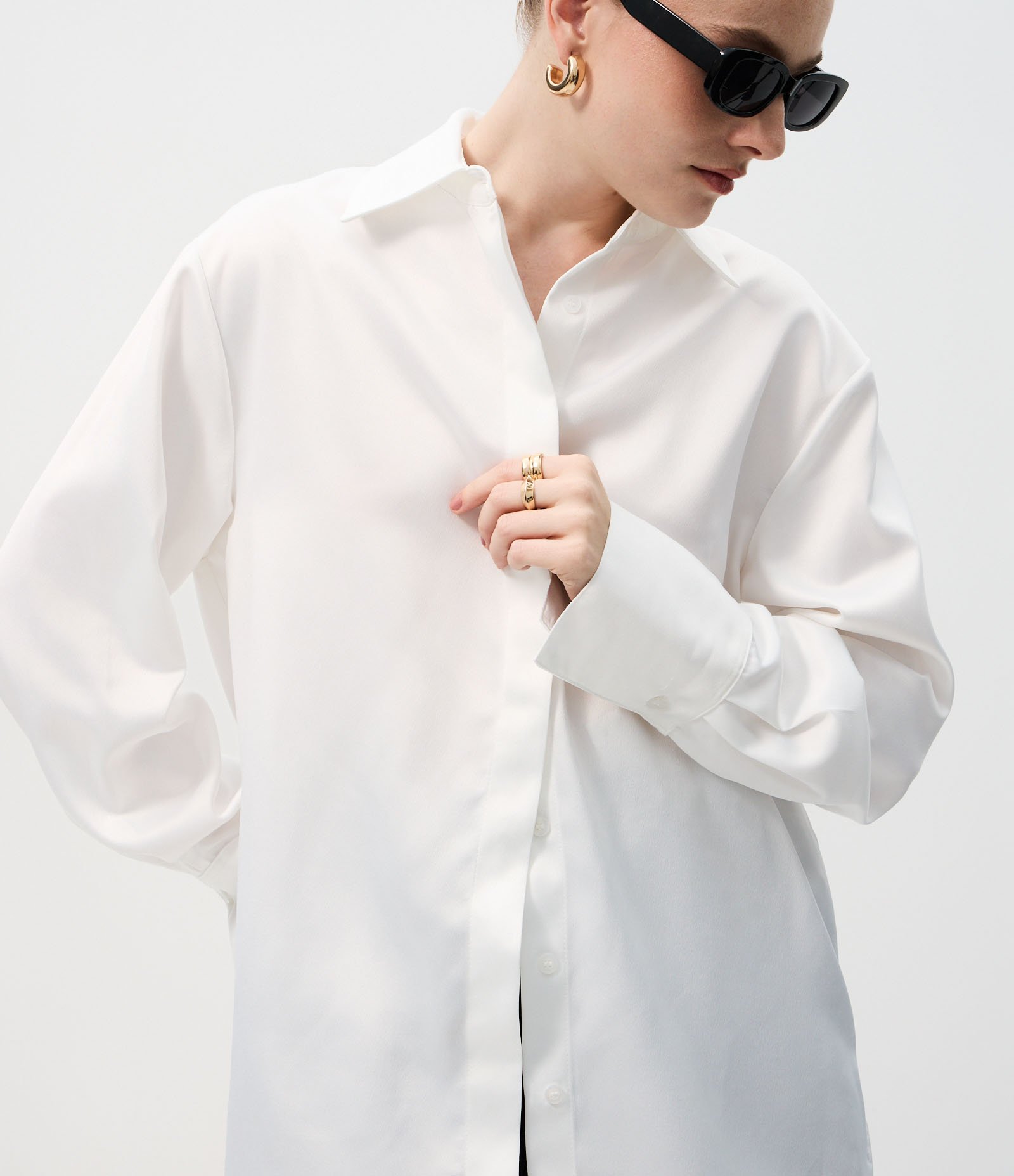 Camisa Acetinada com Punhos Largos Branco 4