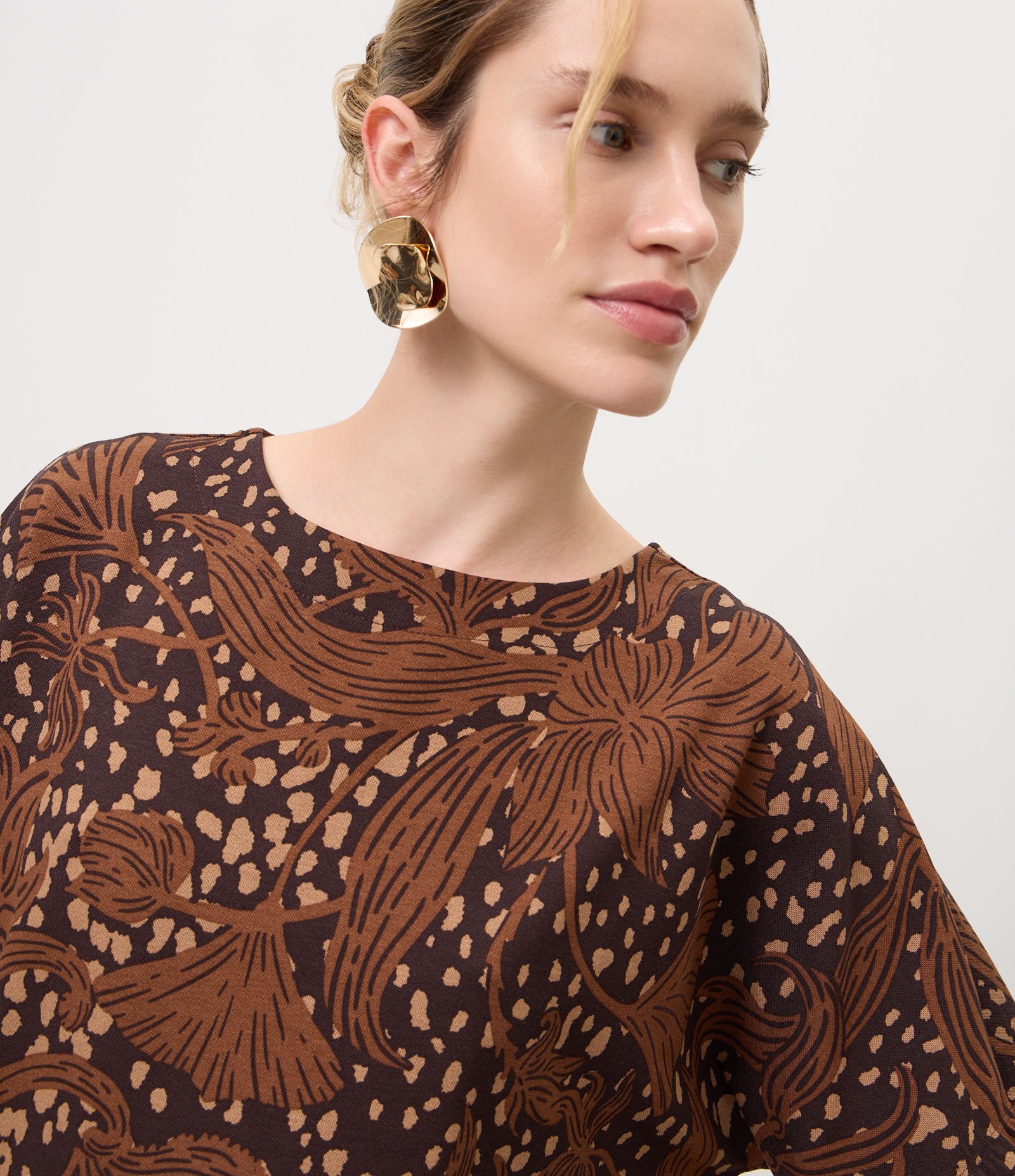 Blusa Ampla com Estampa Floral Waves Marrom 3
