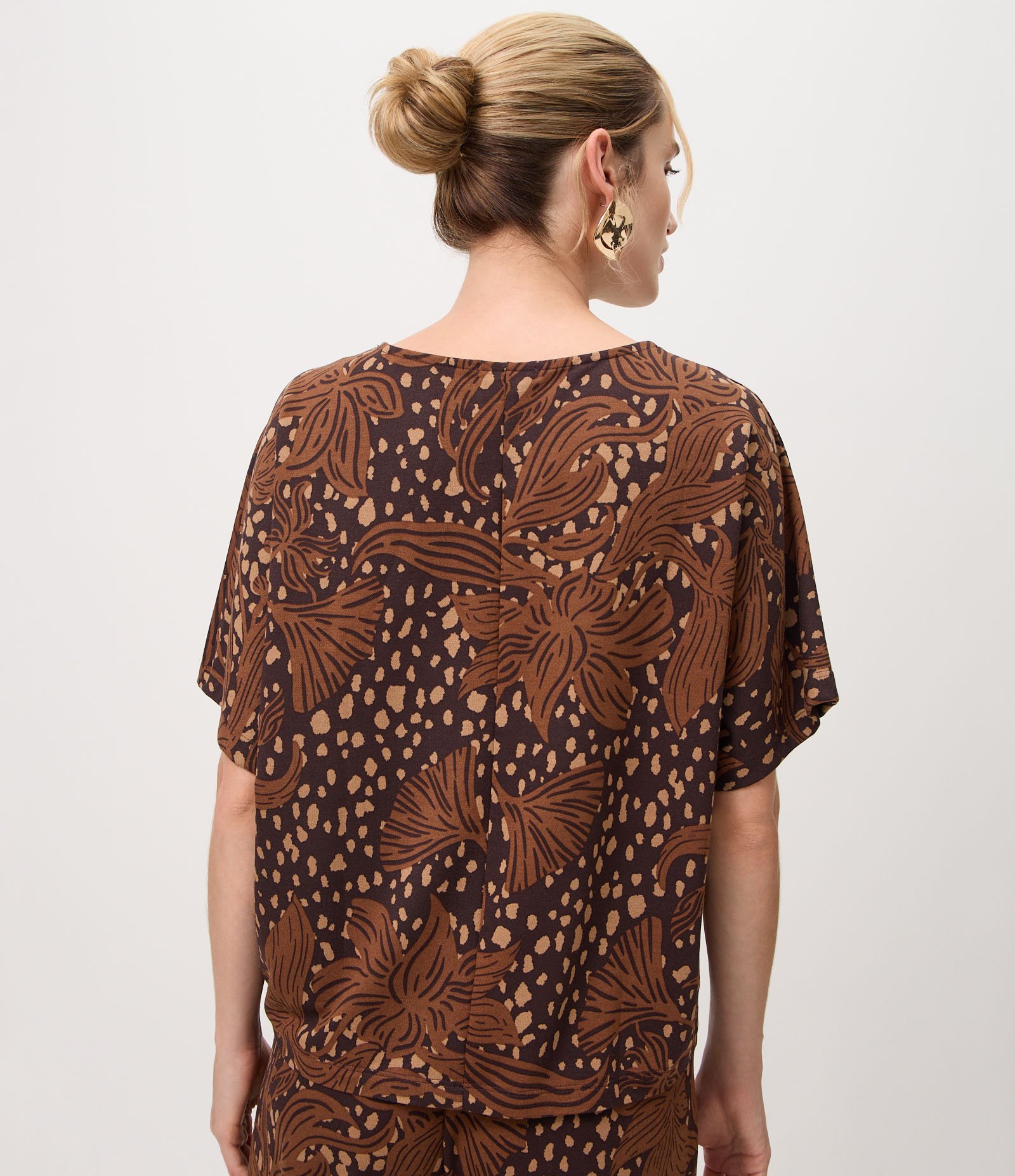 Blusa Ampla com Estampa Floral Waves Marrom 4