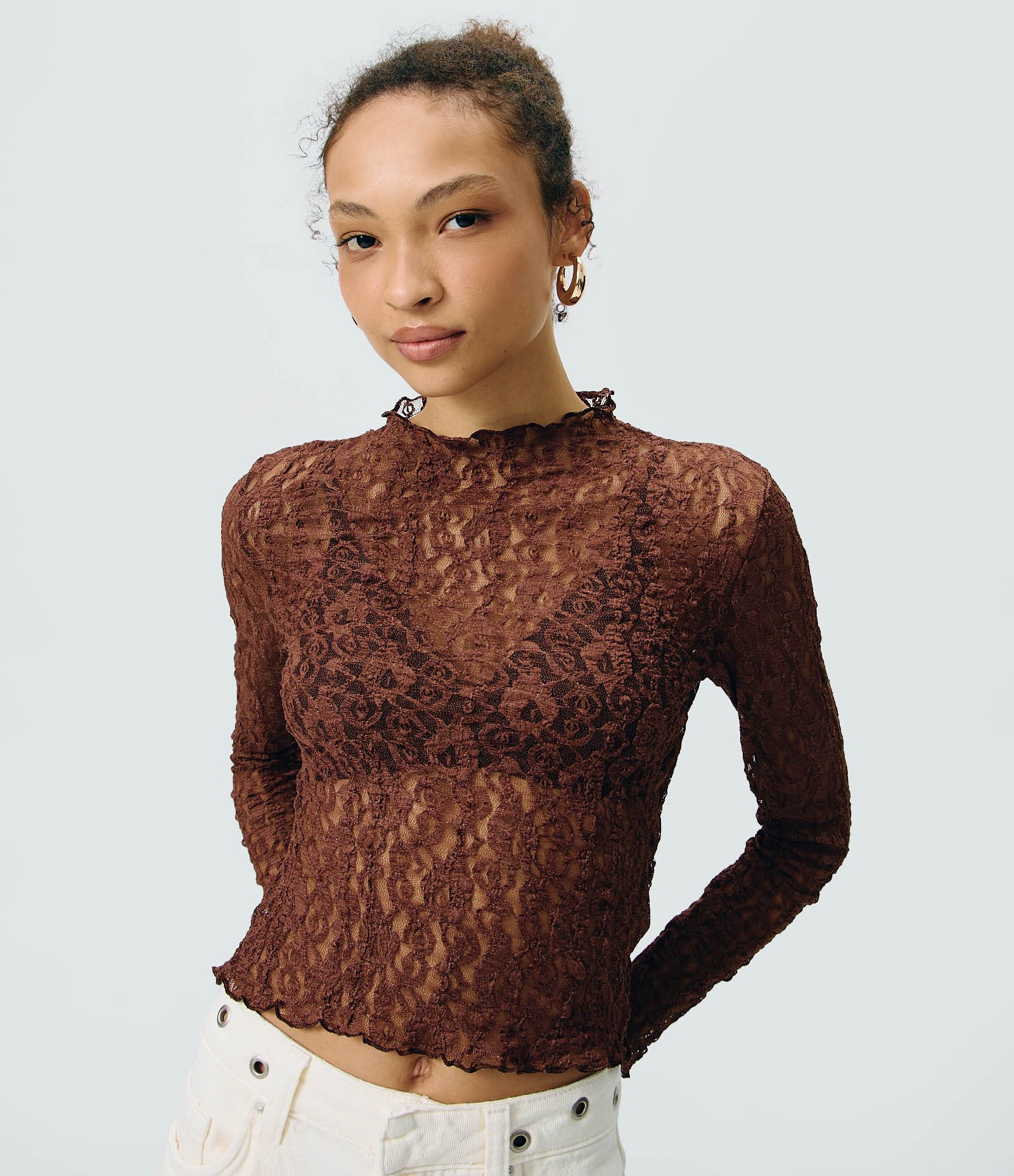Blusa Manga Longa em Renda Vazada com Transparência e Gola Alta Marrom 1