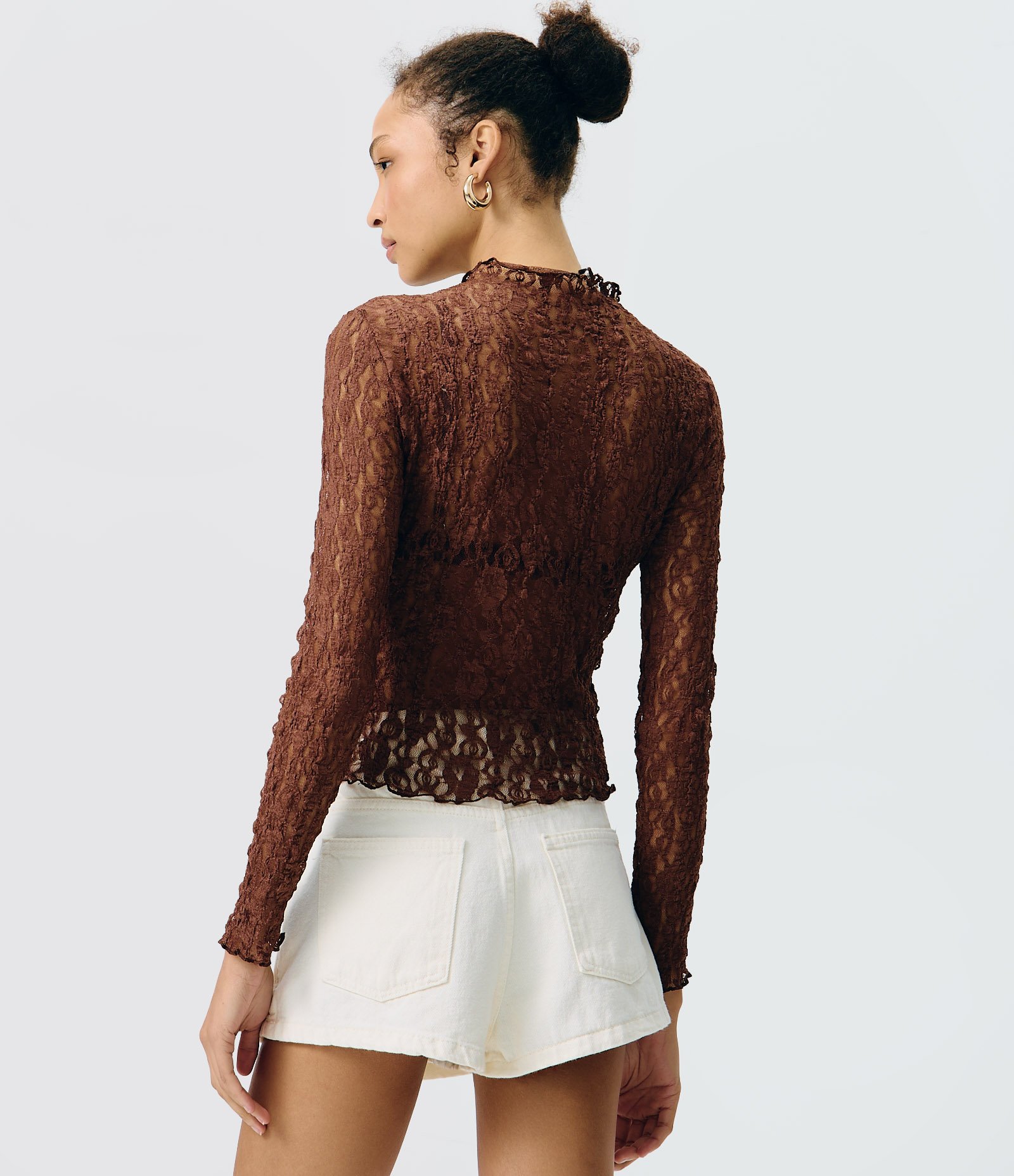 Blusa Manga Longa em Renda Vazada com Transparência e Gola Alta Marrom 4