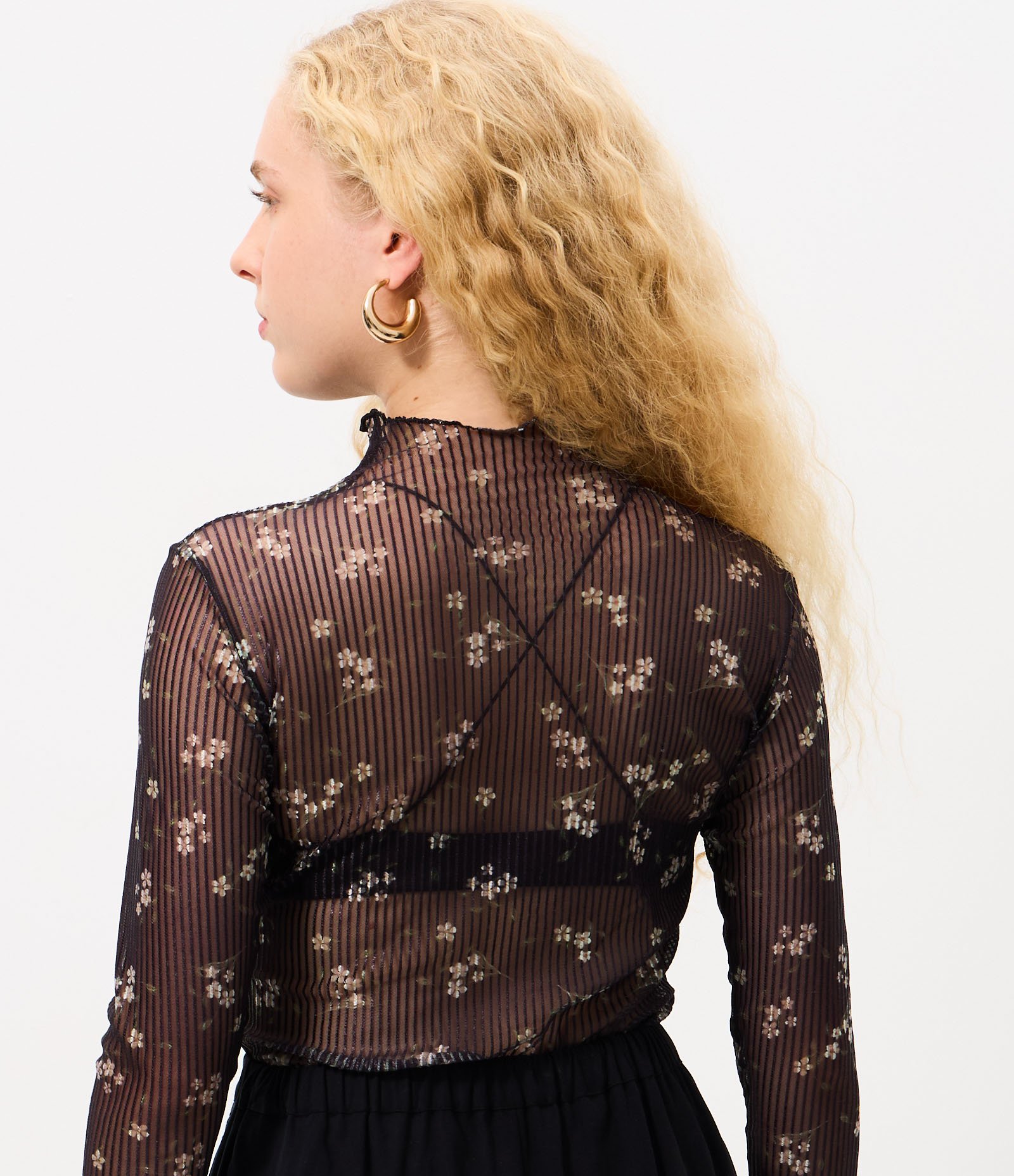 Blusa em Tule Floral Texturizado Preto 3