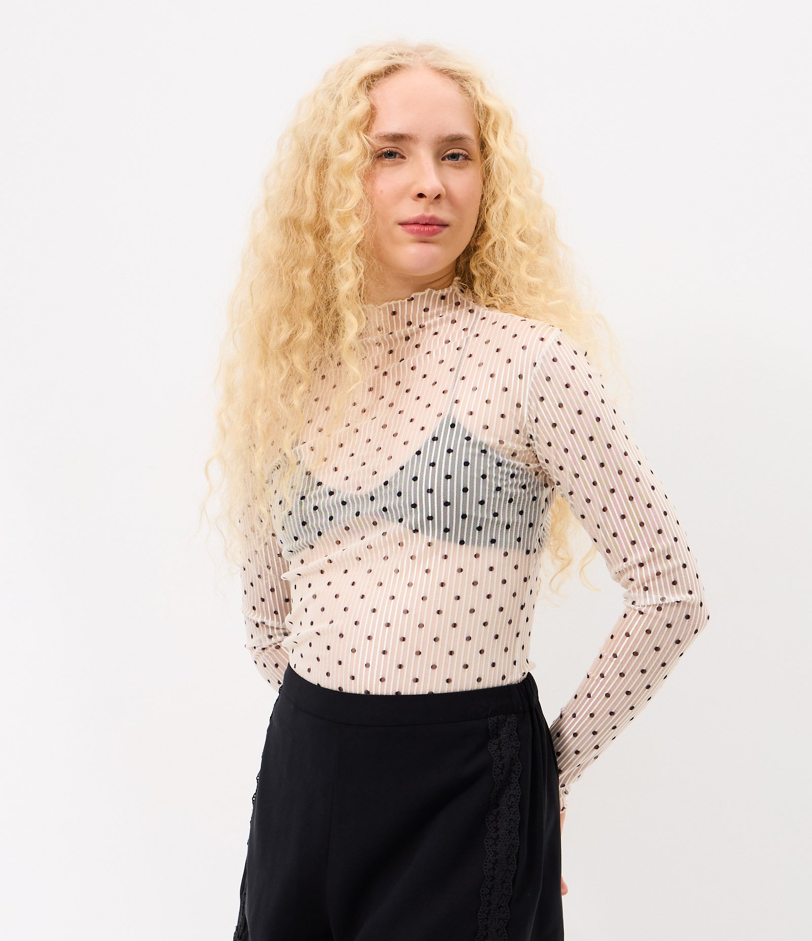 Blusa em Tule Texturizado com Estampa Poá e Gola Alta Branco 1