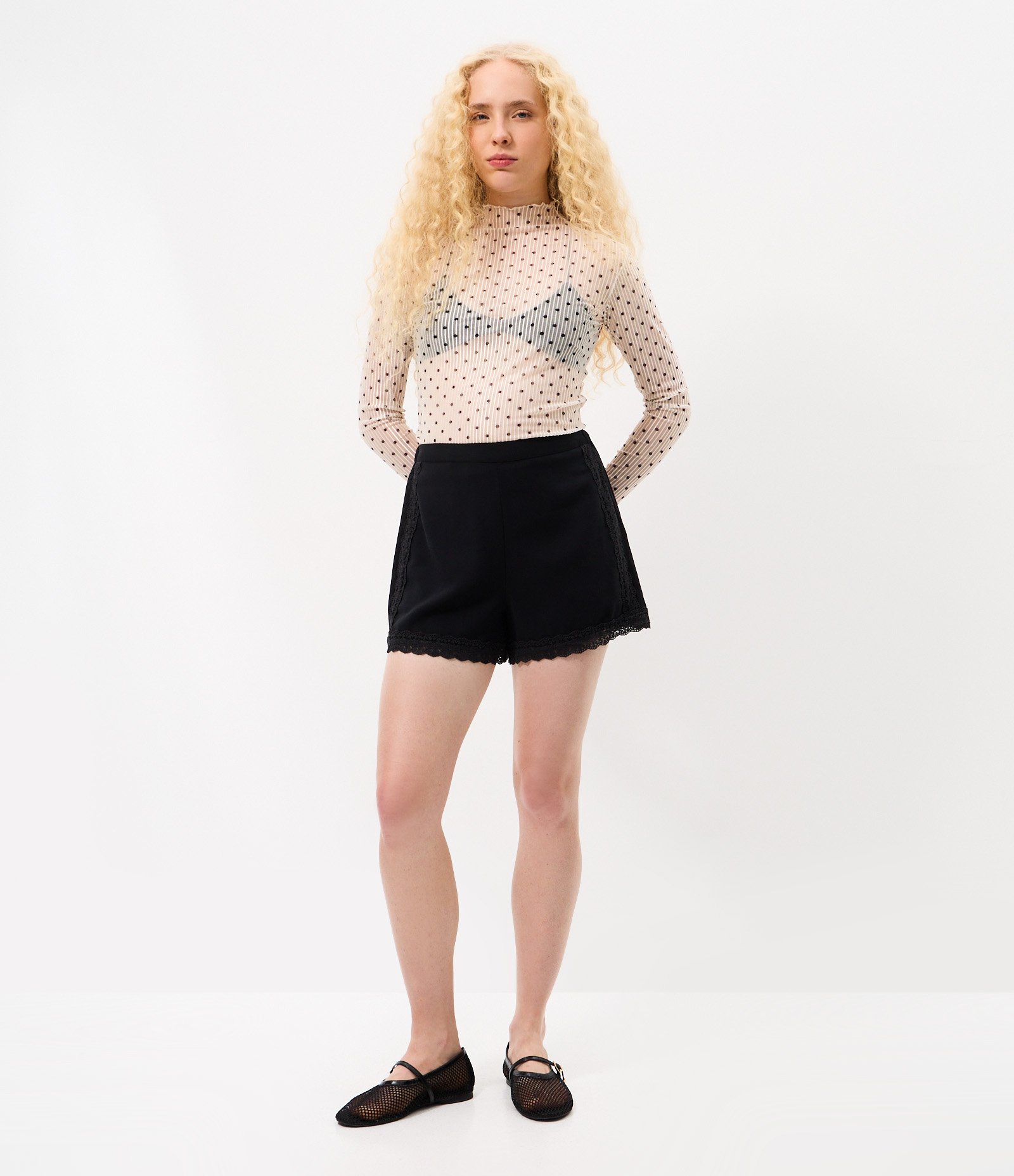 Blusa em Tule Texturizado com Estampa Poá e Gola Alta Branco 2