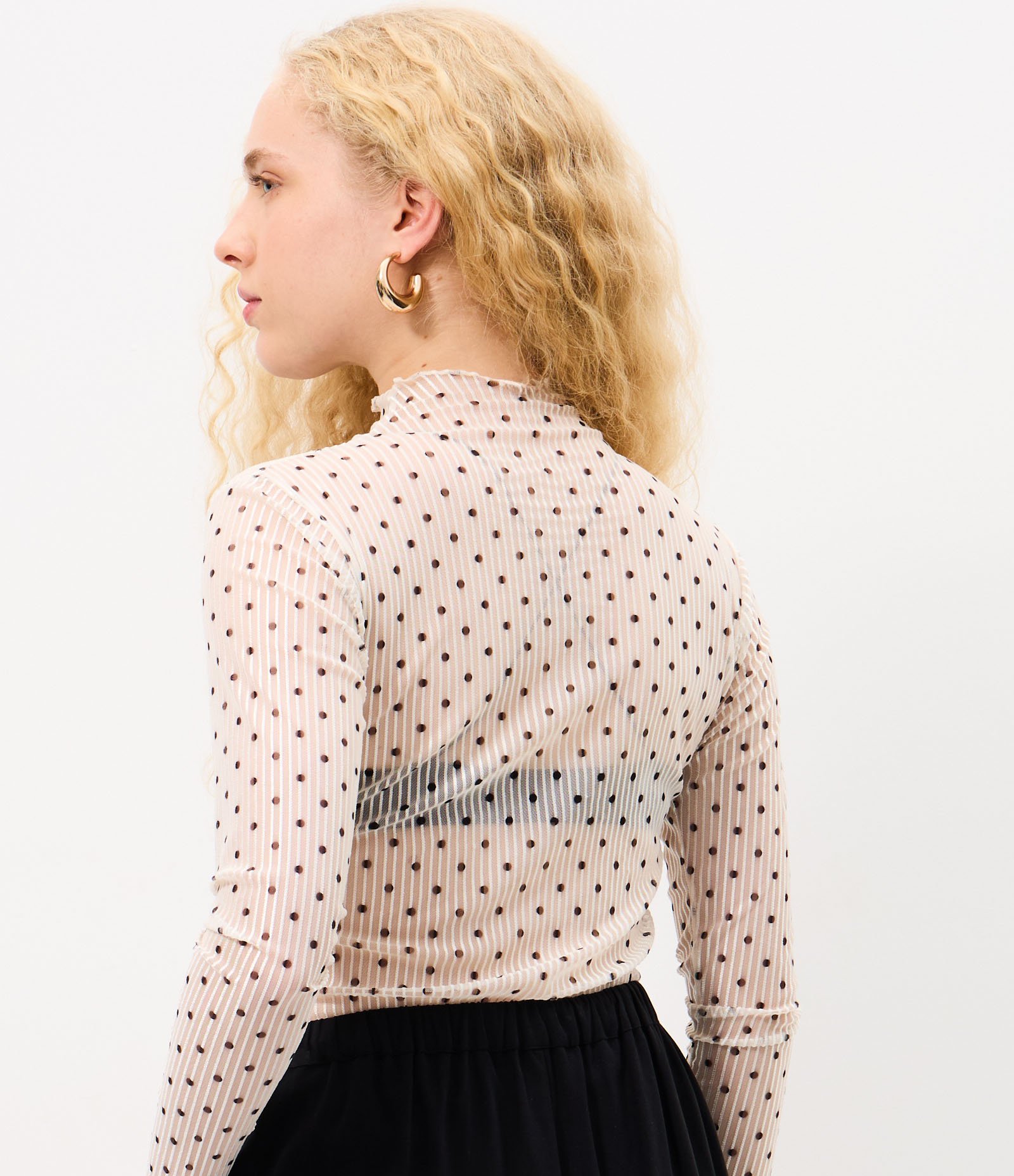 Blusa em Tule Texturizado com Estampa Poá e Gola Alta Branco 4