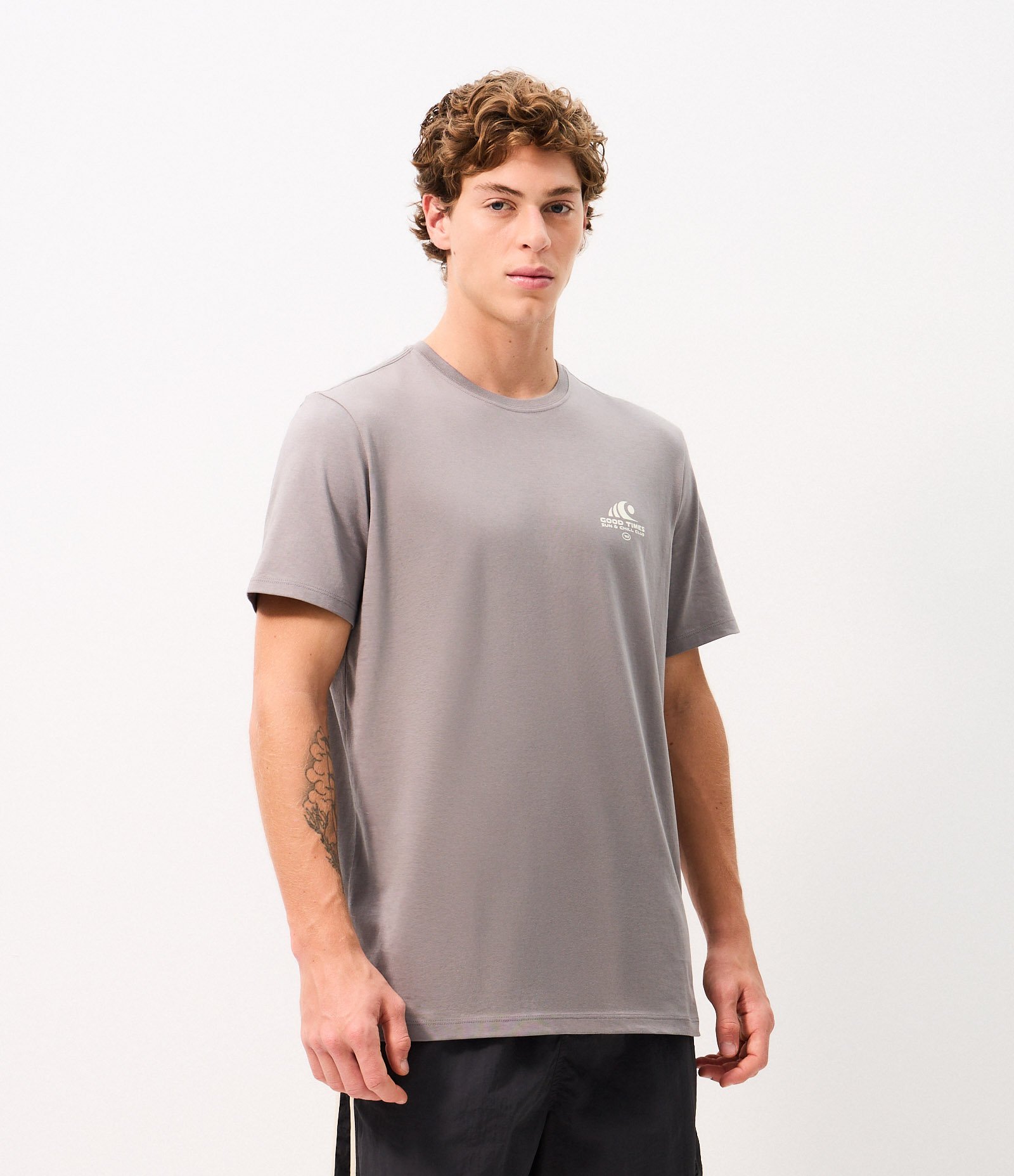 Camiseta Comfort em Algodão Peruano com Estampa Good Times Cinza 1
