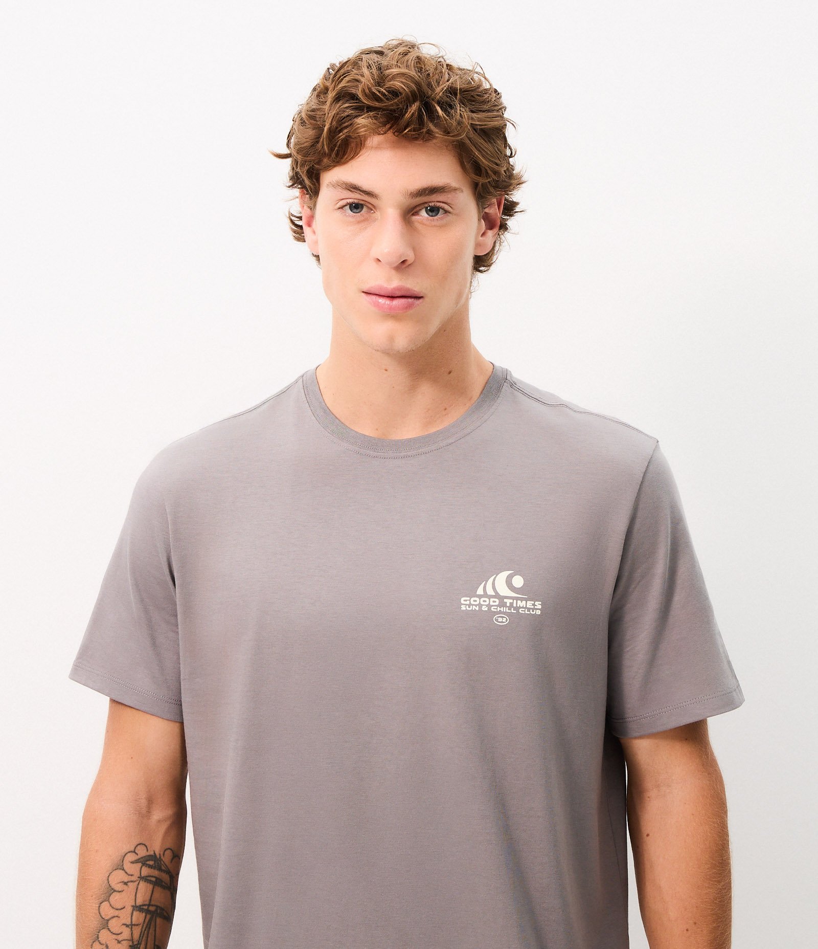 Camiseta Comfort em Algodão Peruano com Estampa Good Times Cinza 3