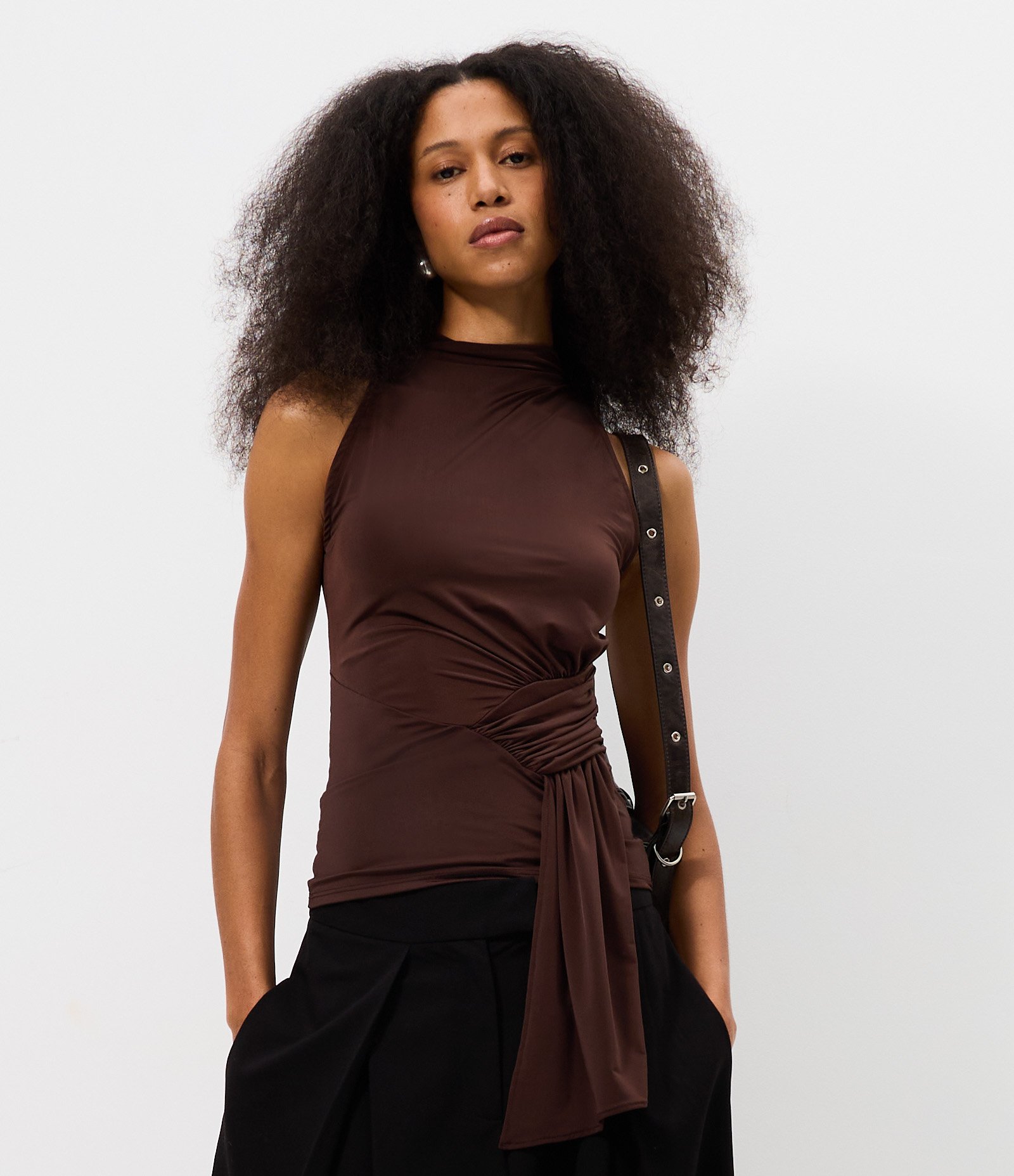 Blusa Gola Halter em Malha com Detalhe de Faixa Soltinha Marrom 1