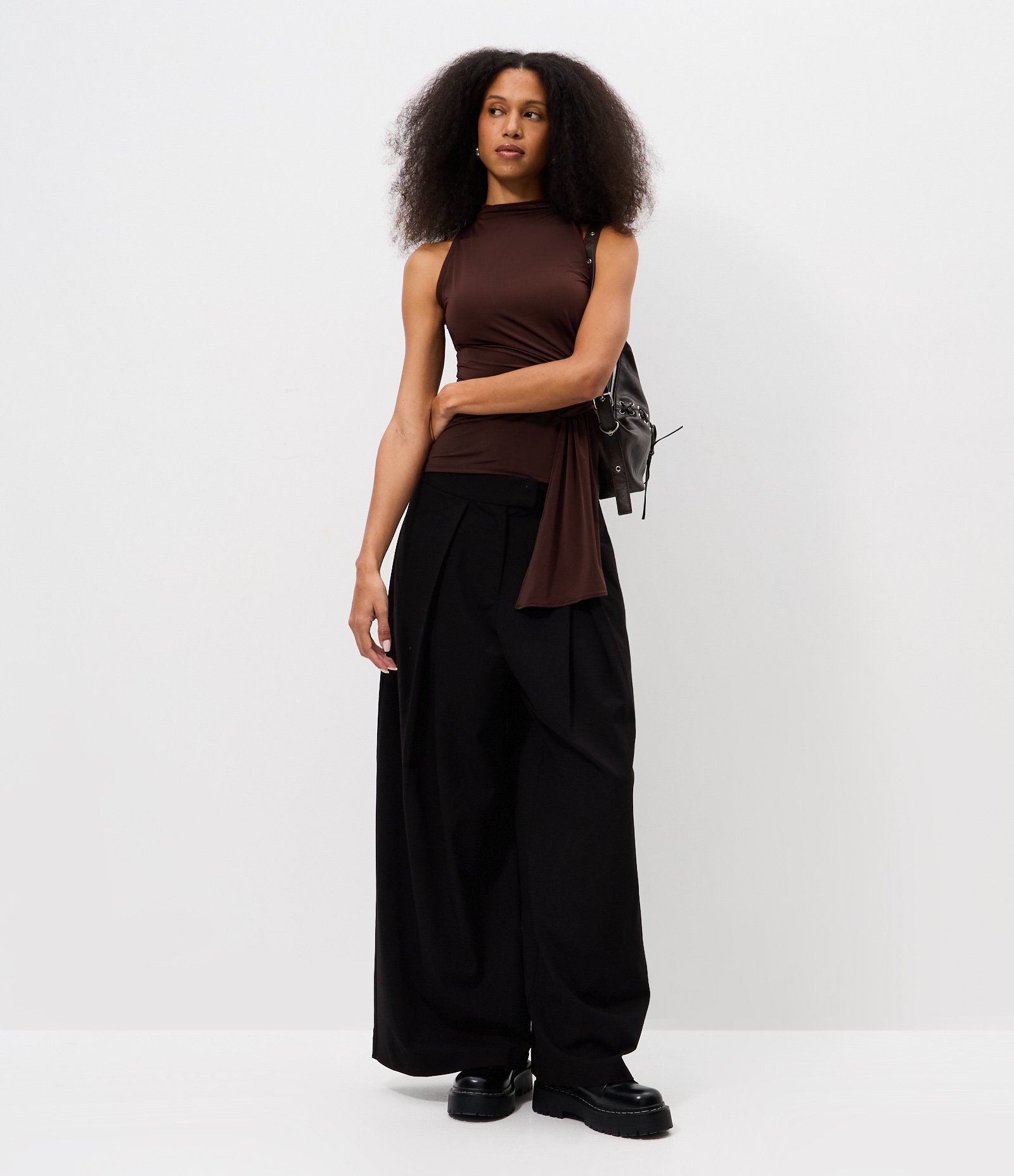 Blusa Gola Halter em Malha com Detalhe de Faixa Soltinha Marrom 2