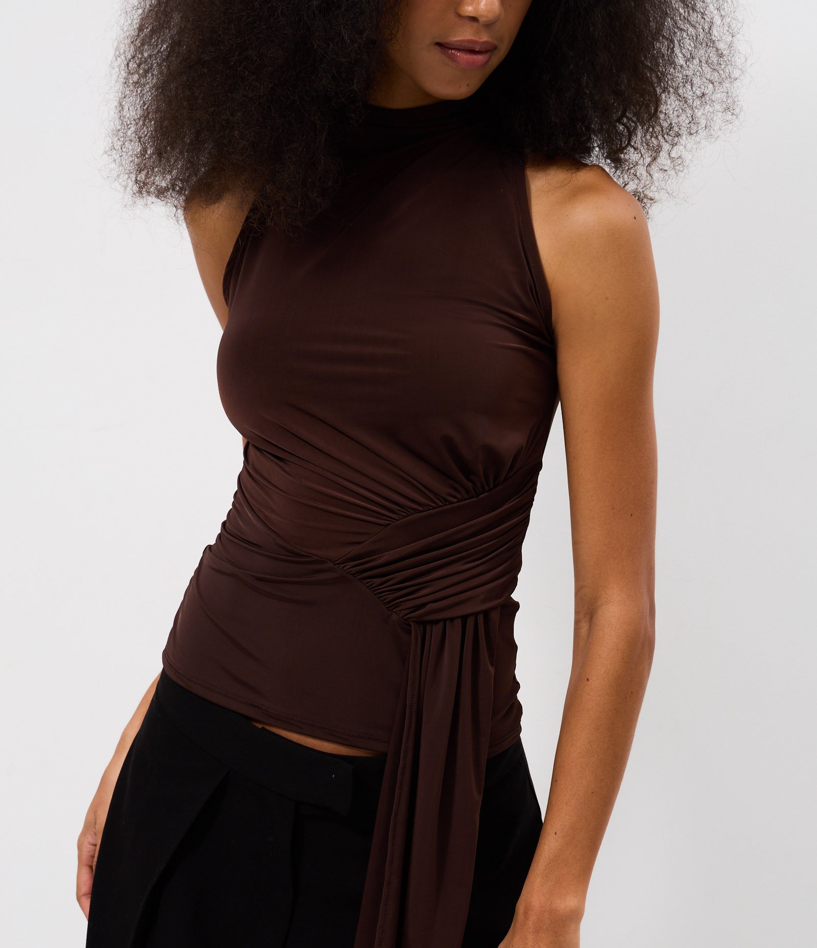 Blusa Gola Halter em Malha com Detalhe de Faixa Soltinha Marrom 3
