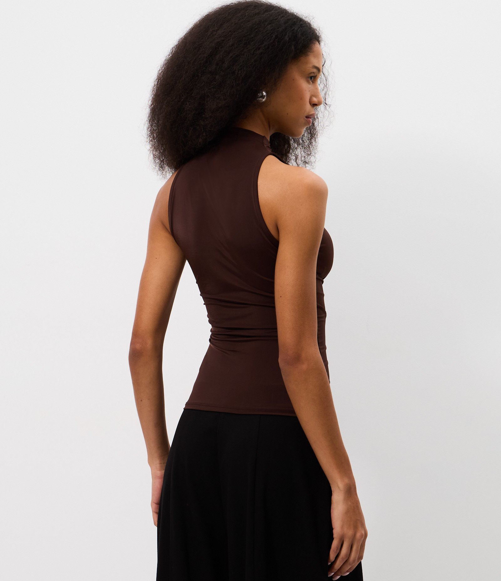 Blusa Gola Halter em Malha com Detalhe de Faixa Soltinha Marrom 4