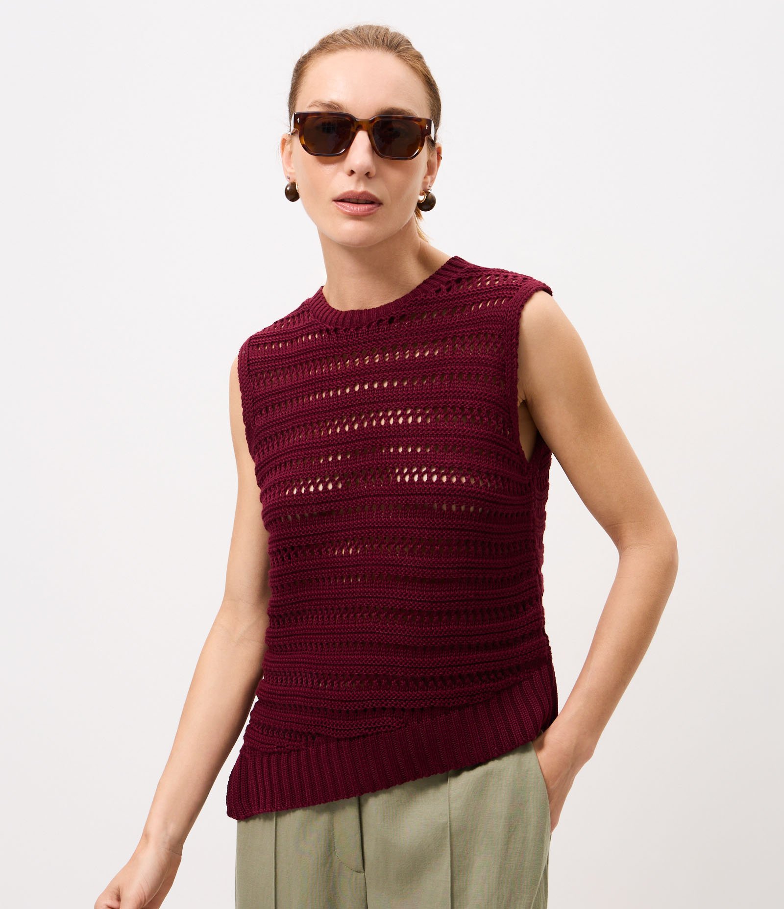 Blusa em Tricô Assimétrica com Gola Redonda Vinho 1