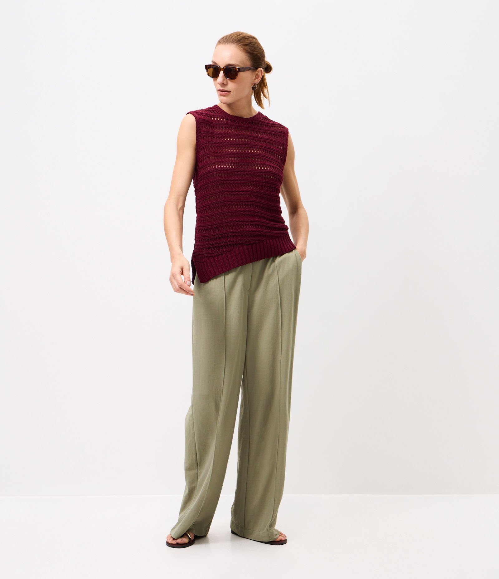 Blusa em Tricô Assimétrica com Gola Redonda Vinho 2