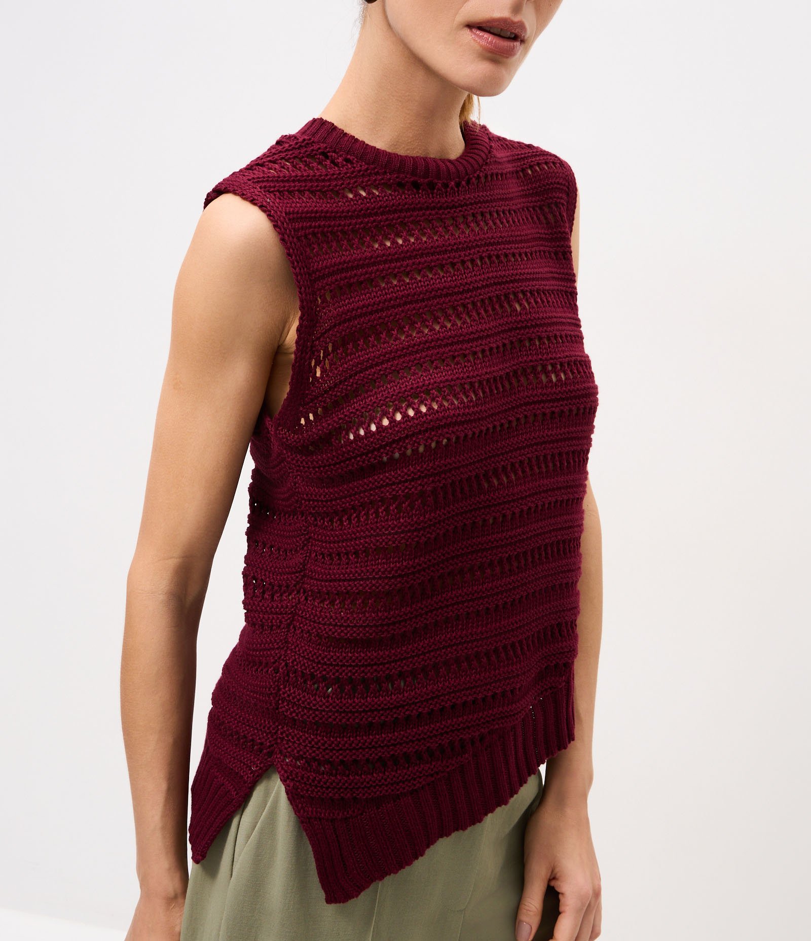 Blusa em Tricô Assimétrica com Gola Redonda Vinho 4