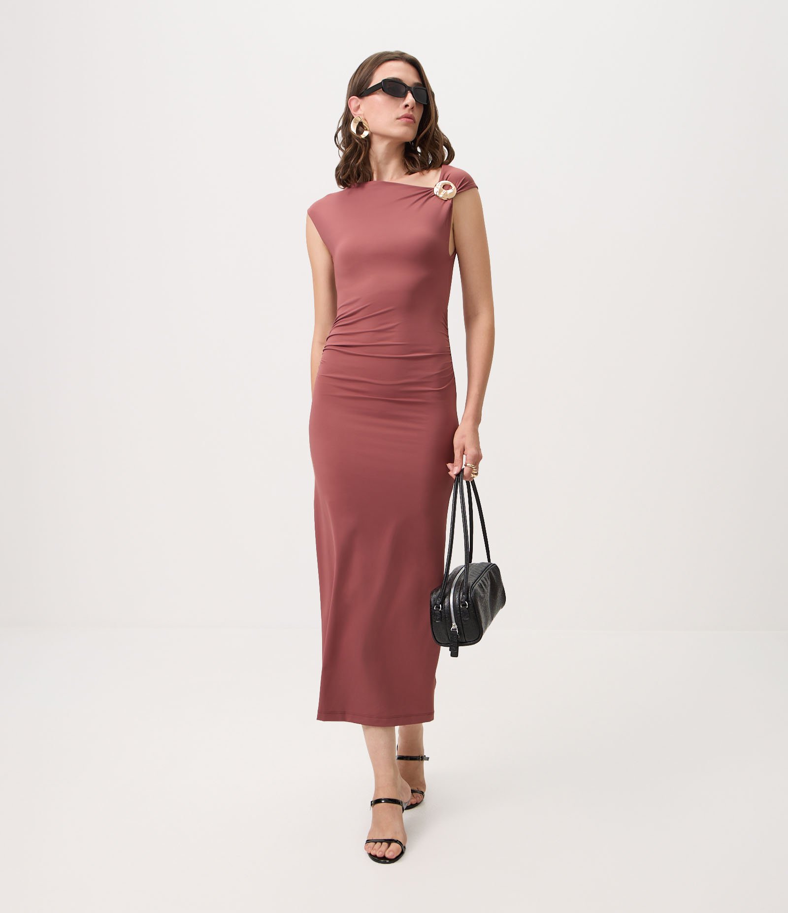 Vestido Longo em Microfibra com Enfeite no Ombro Marrom 2