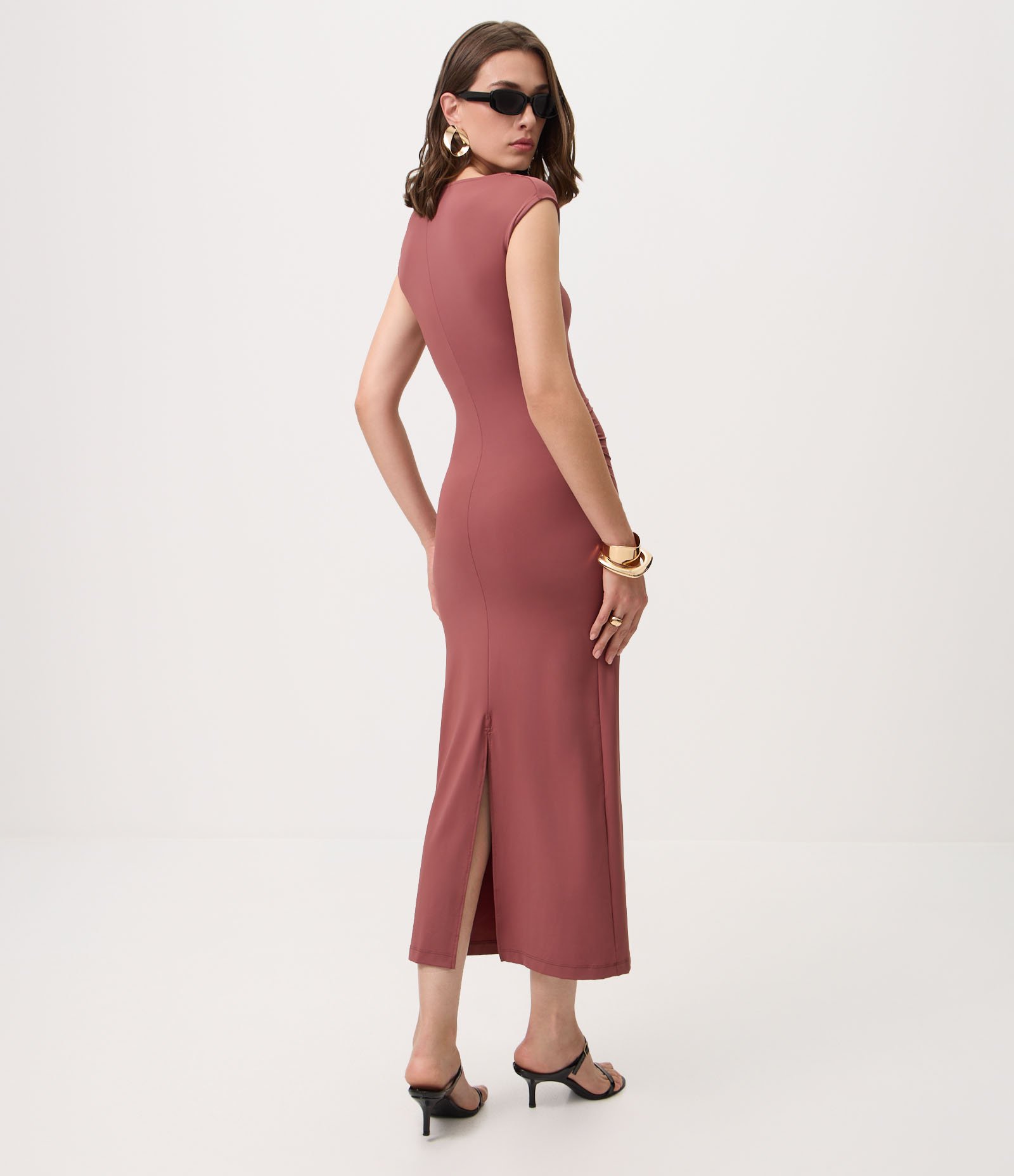 Vestido Longo em Microfibra com Enfeite no Ombro Marrom 4