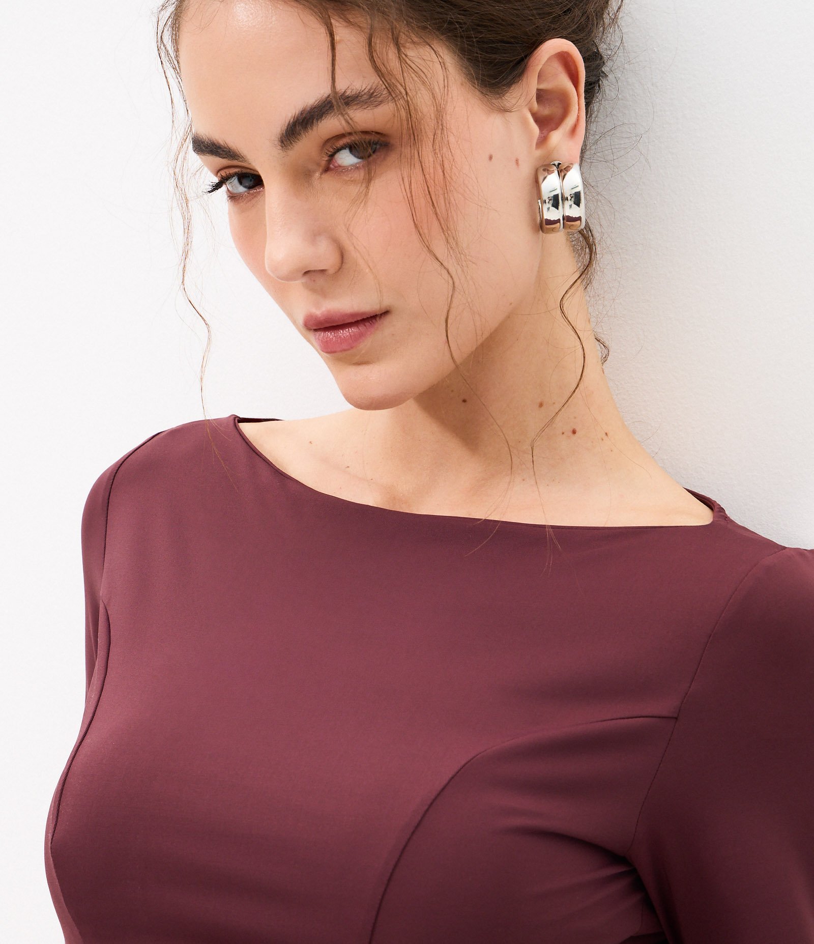 Vestido Evasê Curto com Decote Canoa Marrom 3