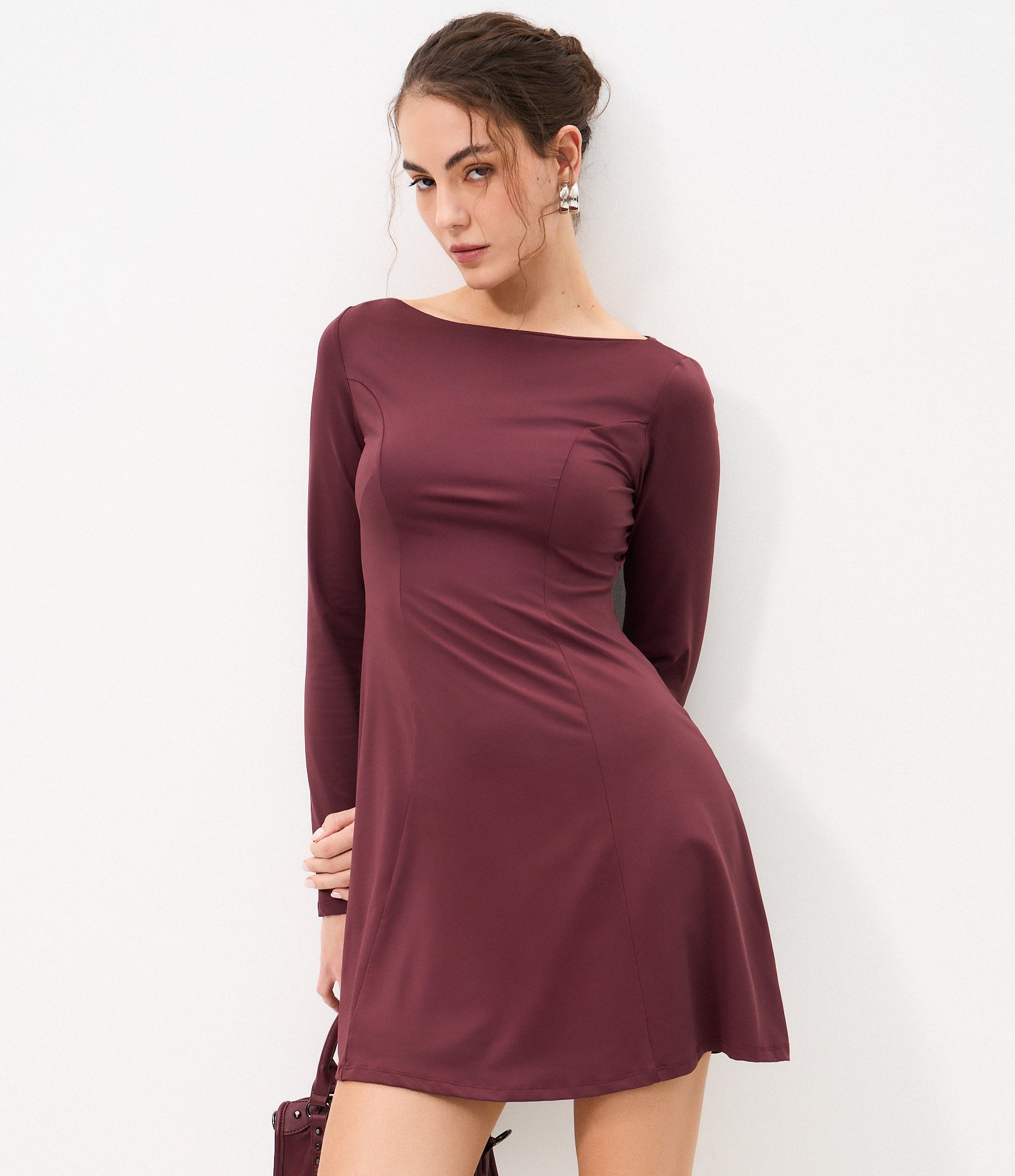 Vestido Evasê Curto com Decote Canoa Marrom 4