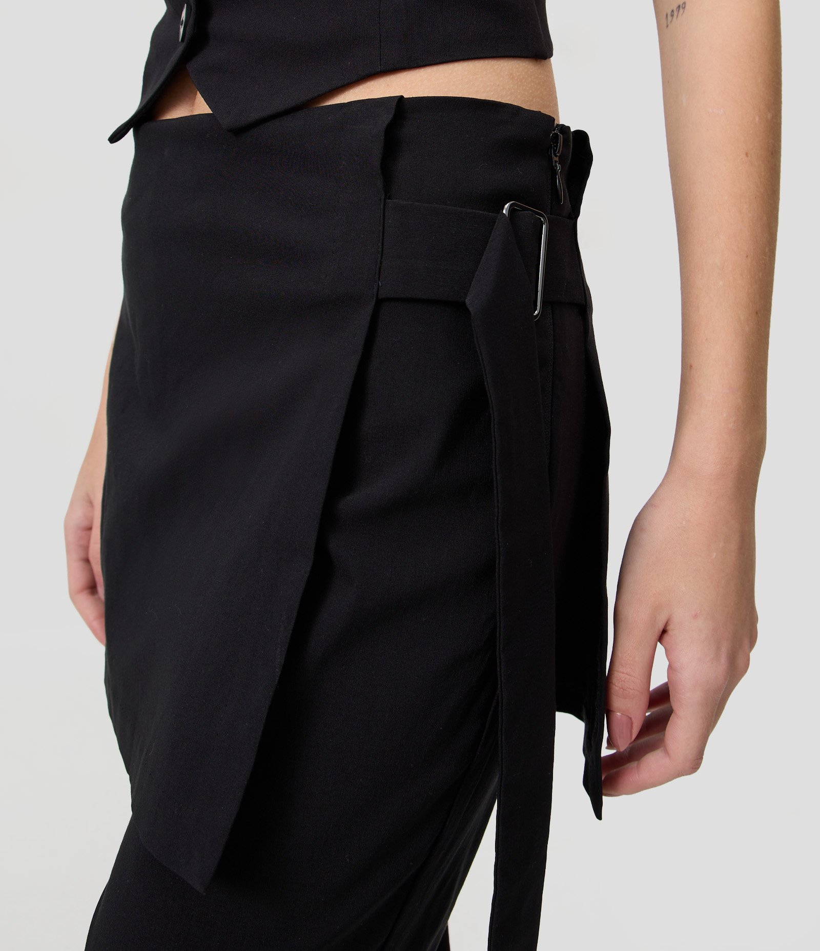 Calça Flare Alfaiatada com Sobreposição de Saia Assimétrica Preto 3