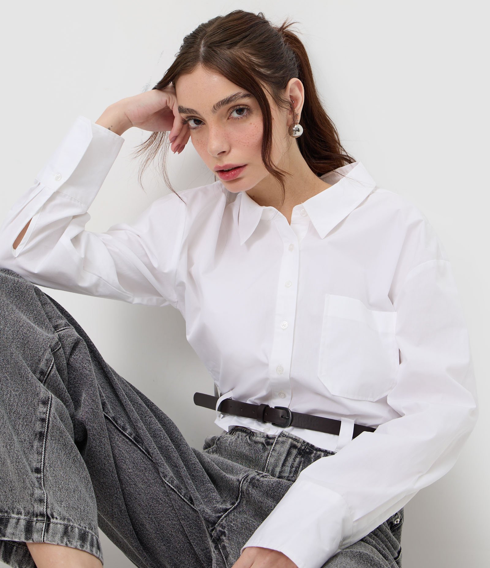 Camisa Cropped com Cinto e Bolso Frontal Branco 2