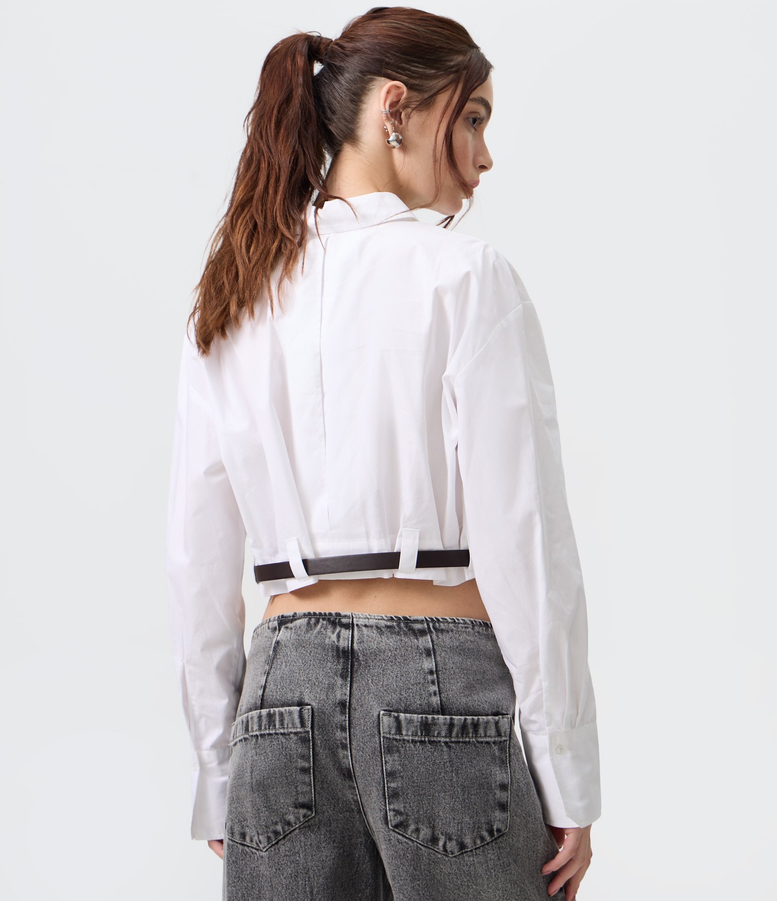 Camisa Cropped com Cinto e Bolso Frontal Branco 4