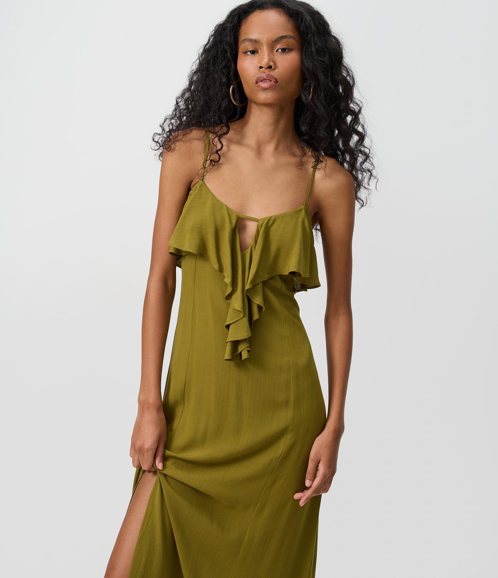 Vestido Longo em Viscose com Babados Frontais e Costas Vazadas Verde Amarelado 2