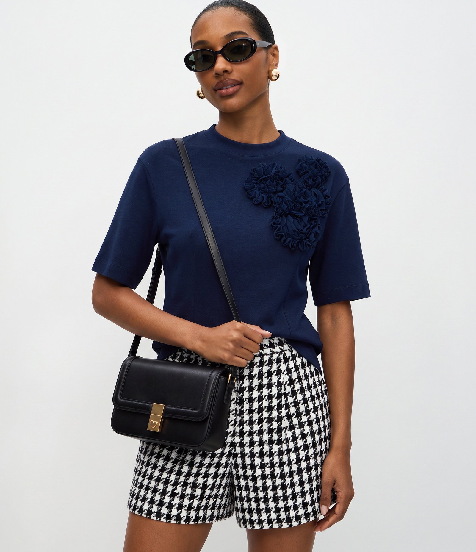 Blusa em Algodão com Aplicações Florais em Relevo Azul Marinho 1
