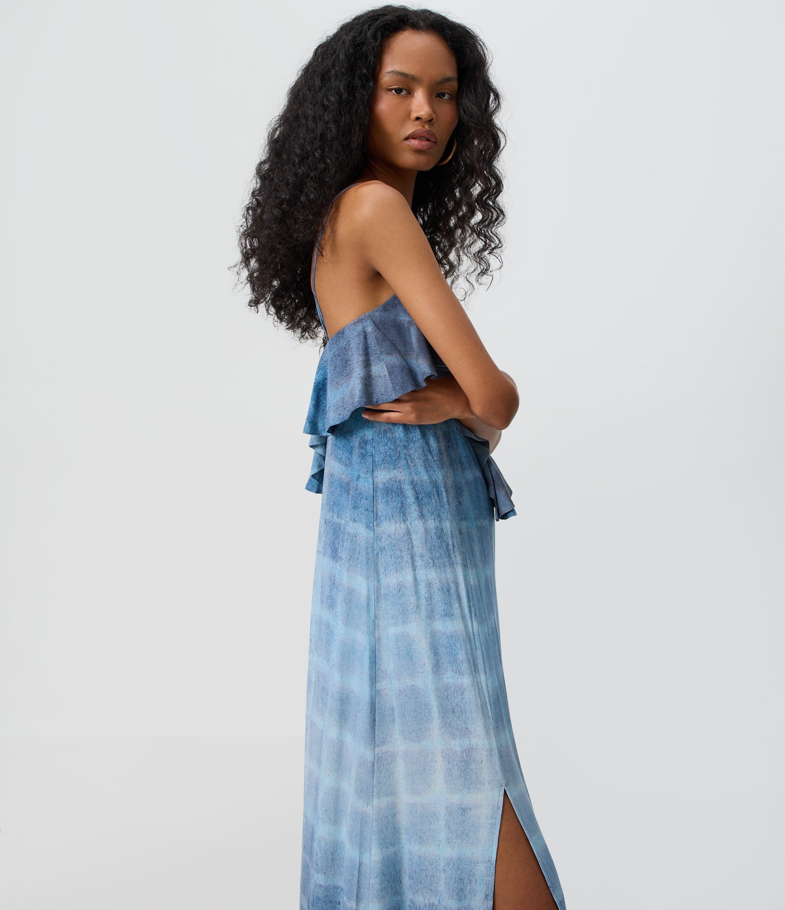 Vestido Longo Xadrez Degradê com Babados Frontais e Costas Vazadas Azul 2