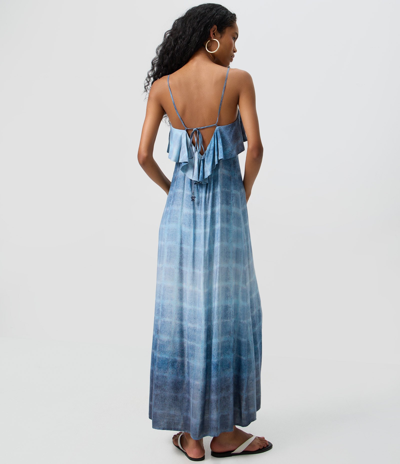 Vestido Longo Xadrez Degradê com Babados Frontais e Costas Vazadas Azul 4