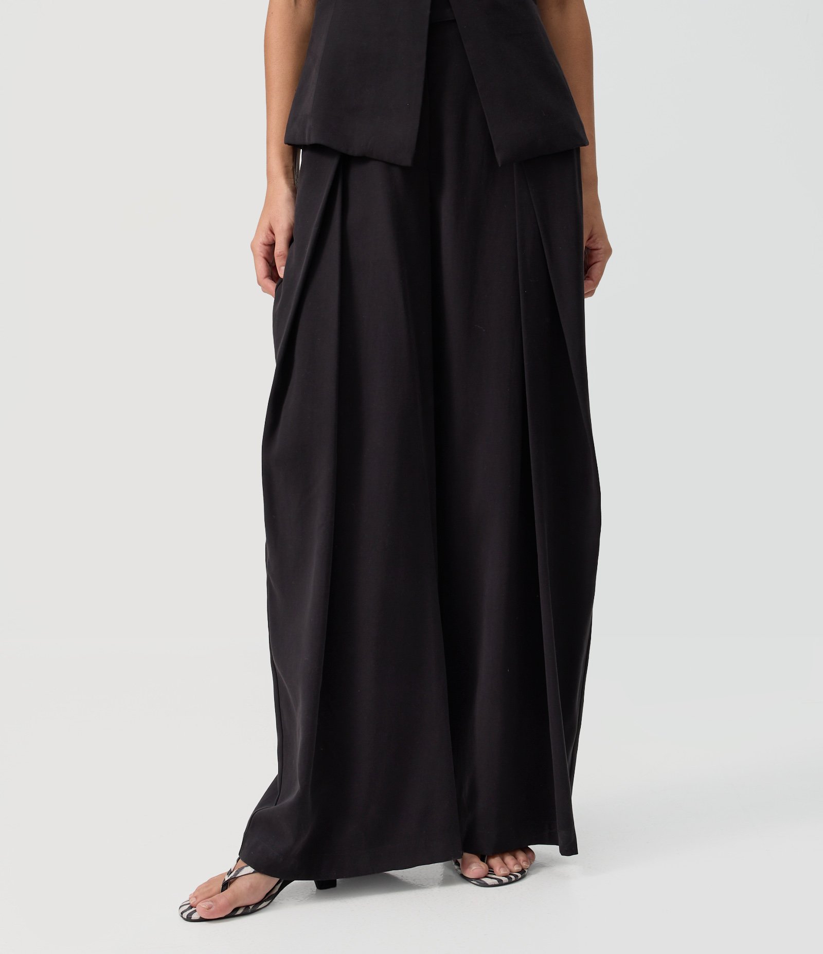 Calça Pantalona em Sarja com Pregas Frontais Preto 2