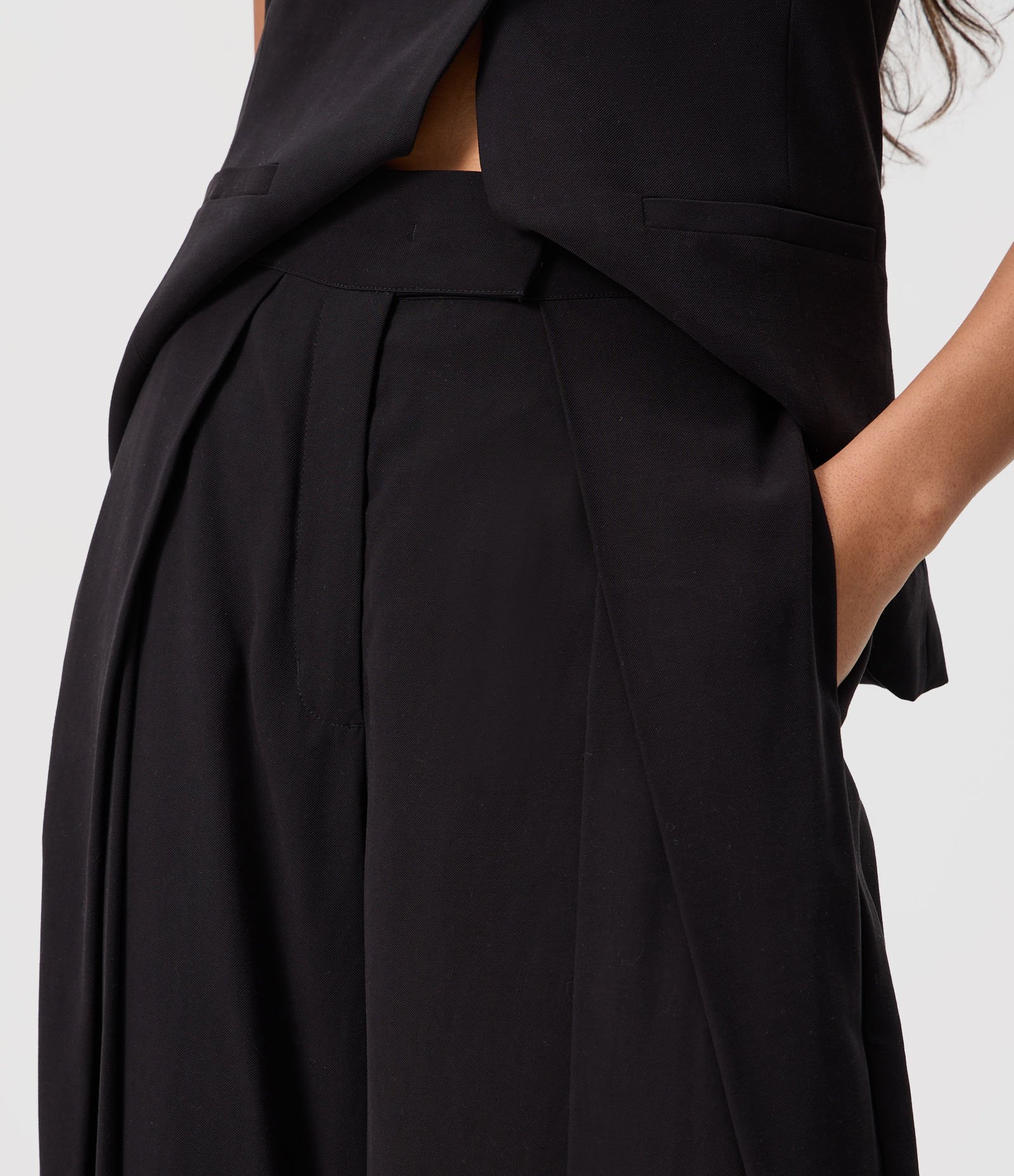 Calça Pantalona em Sarja com Pregas Frontais Preto 3