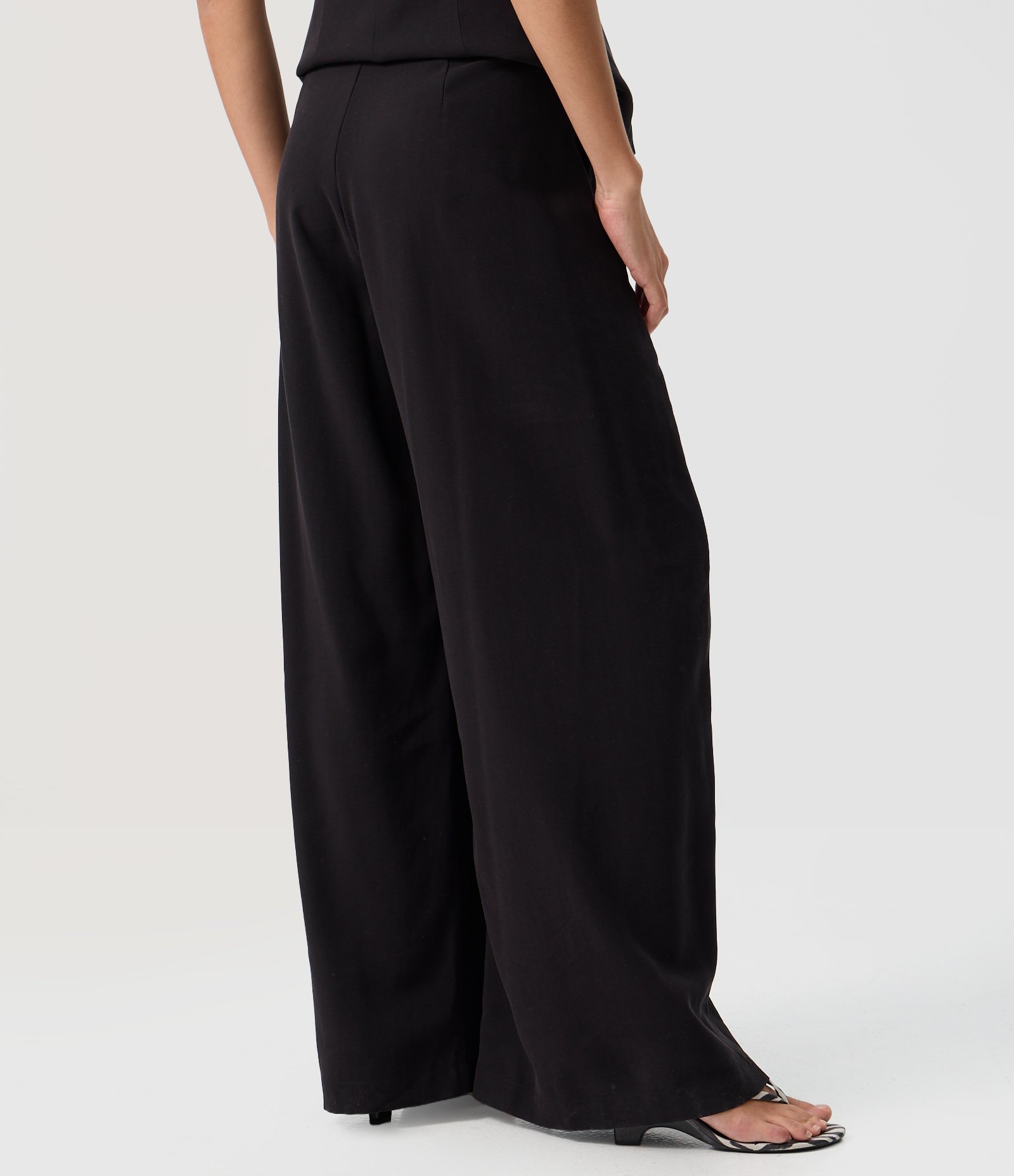 Calça Pantalona em Sarja com Pregas Frontais Preto 4