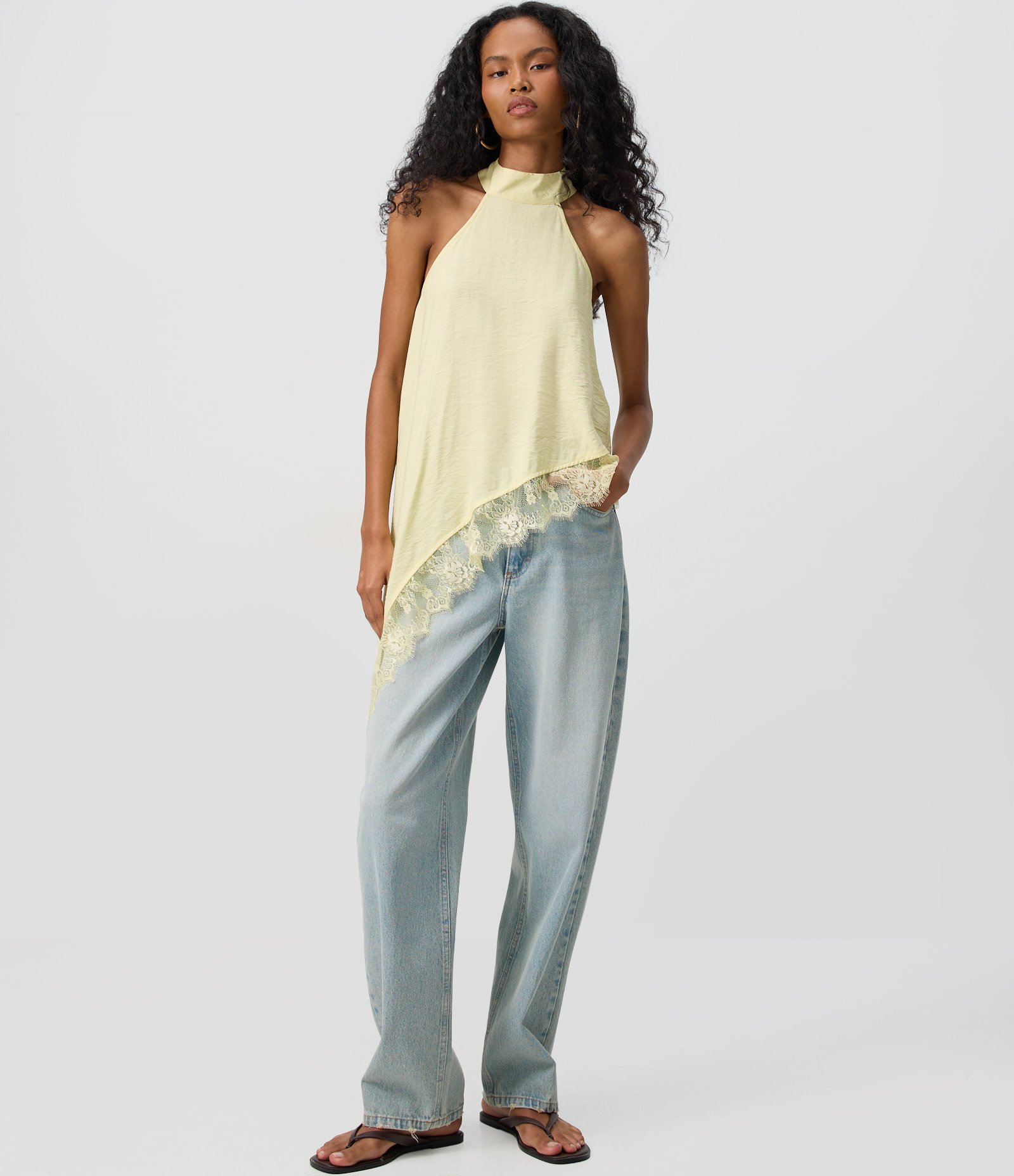 Blusa Frente Única em Viscose com Barra Assimétrica e Renda Amarelo Claro 2