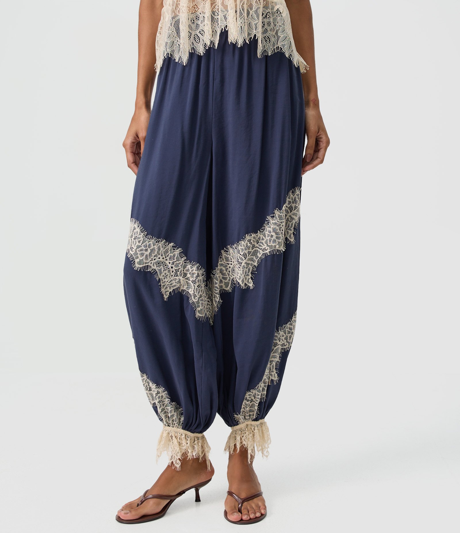 Calça Aladim em Cupro com Aplicações de Renda e Barra Franzida Azul Escuro 2