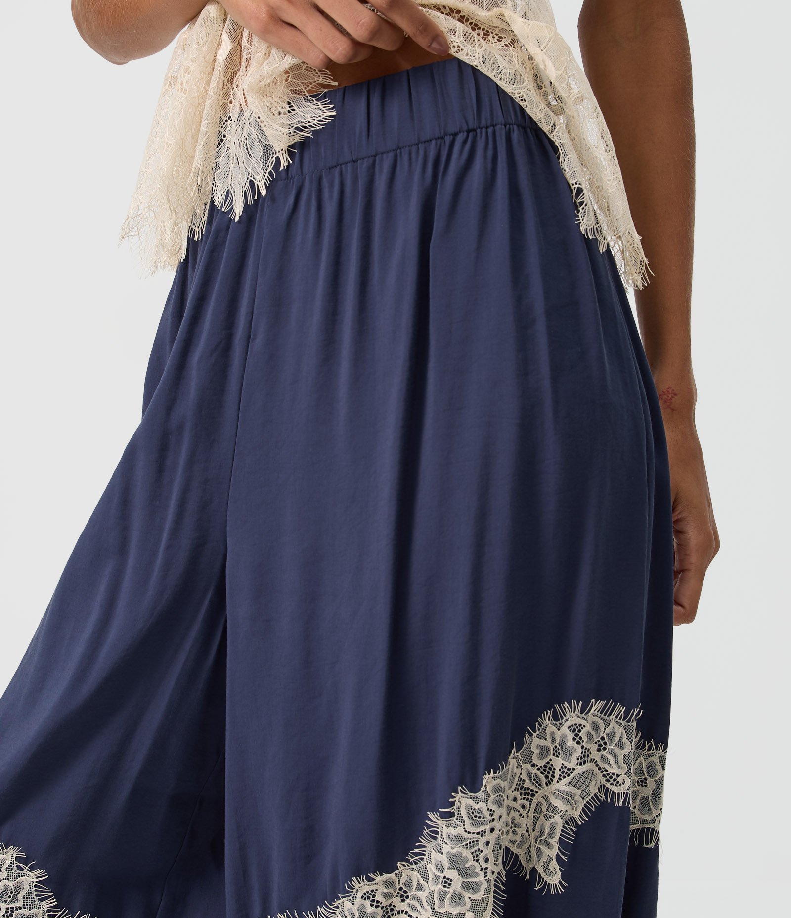 Calça Aladim em Cupro com Aplicações de Renda e Barra Franzida Azul Escuro 3