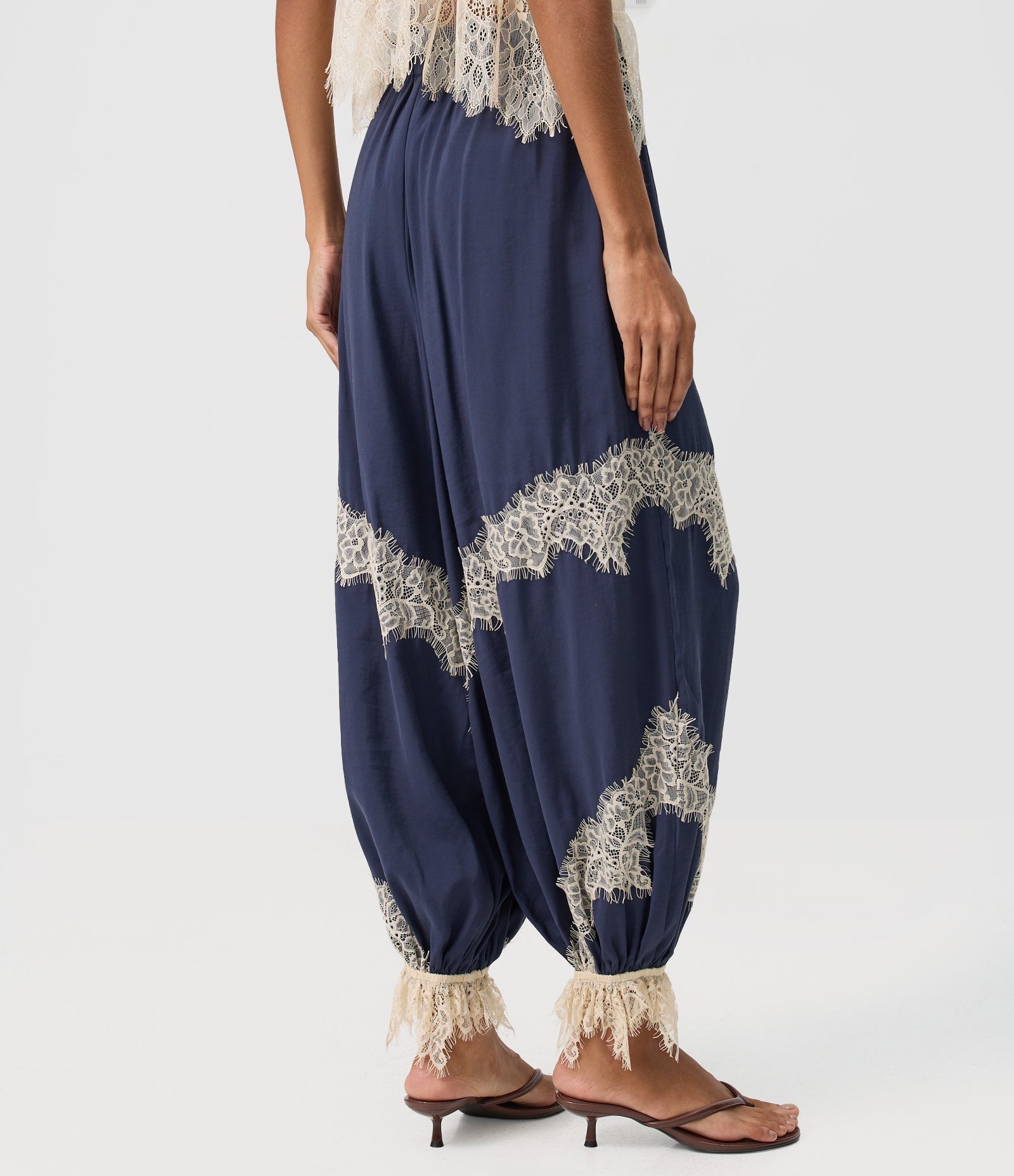 Calça Aladim em Cupro com Aplicações de Renda e Barra Franzida Azul Escuro 4