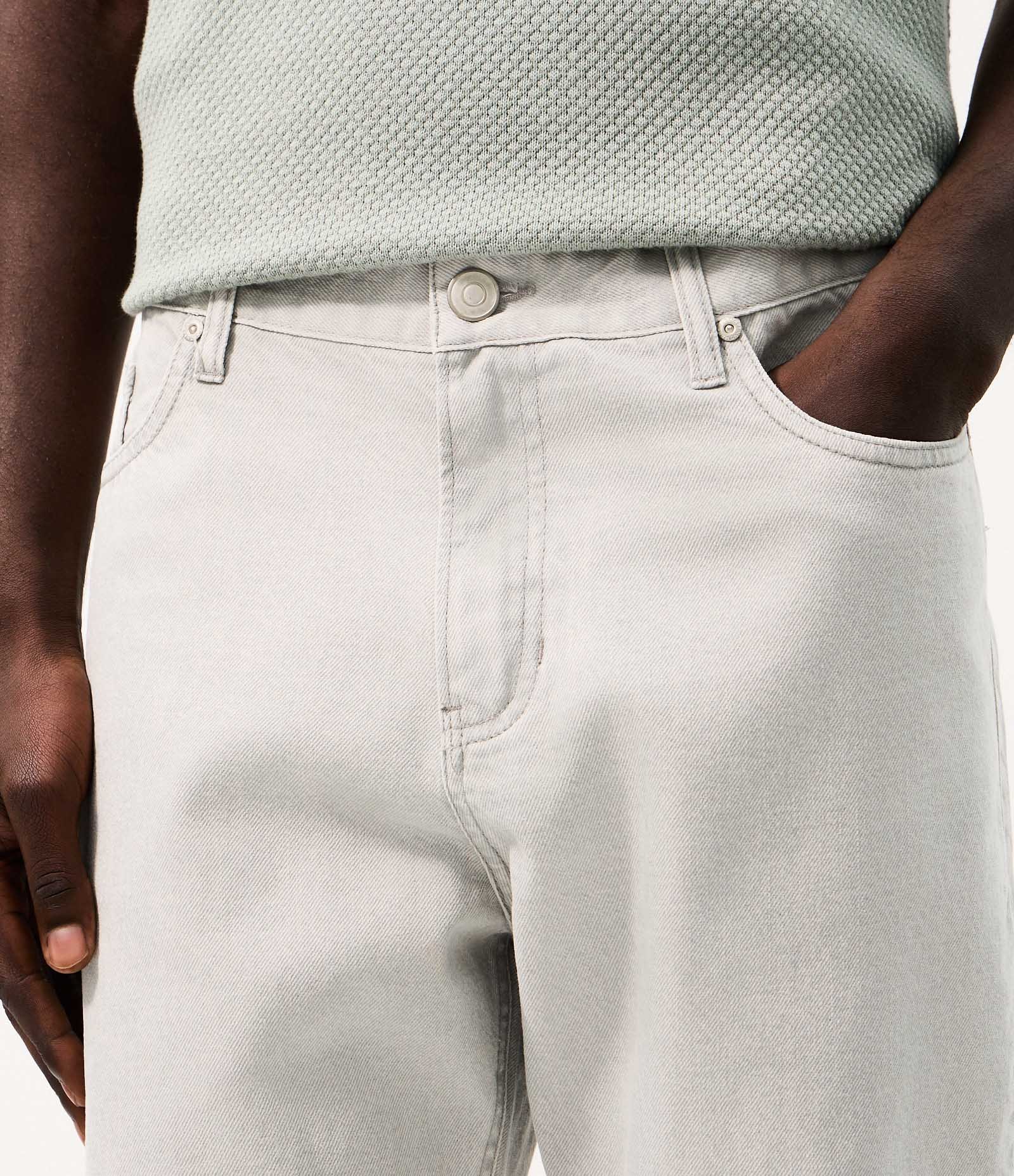 Calça em Sarja Reta com Lavagem Vintage Cinza 4