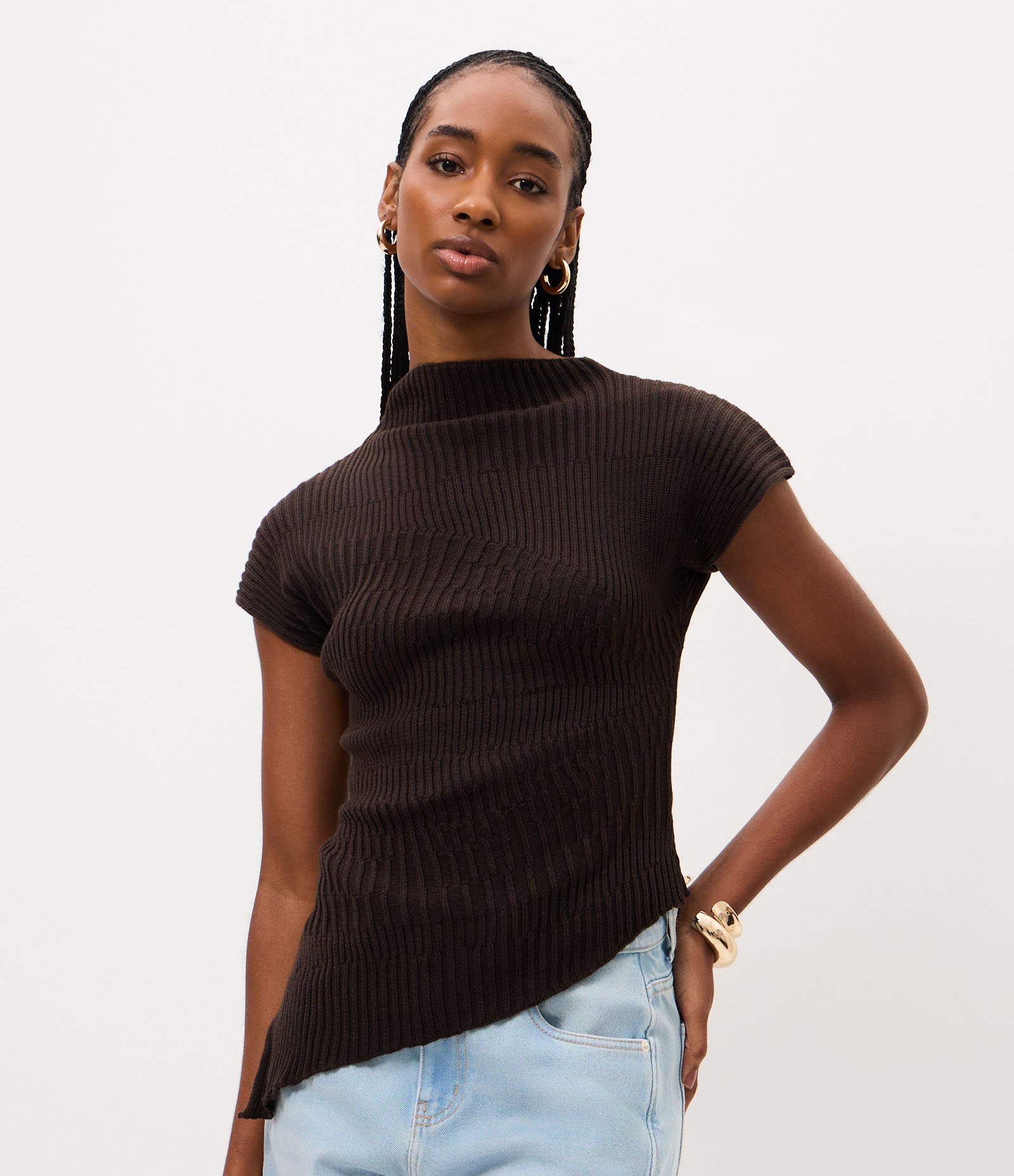 Blusa em Tricô com Gola Alta e Barra Assimétrica Marrom 1
