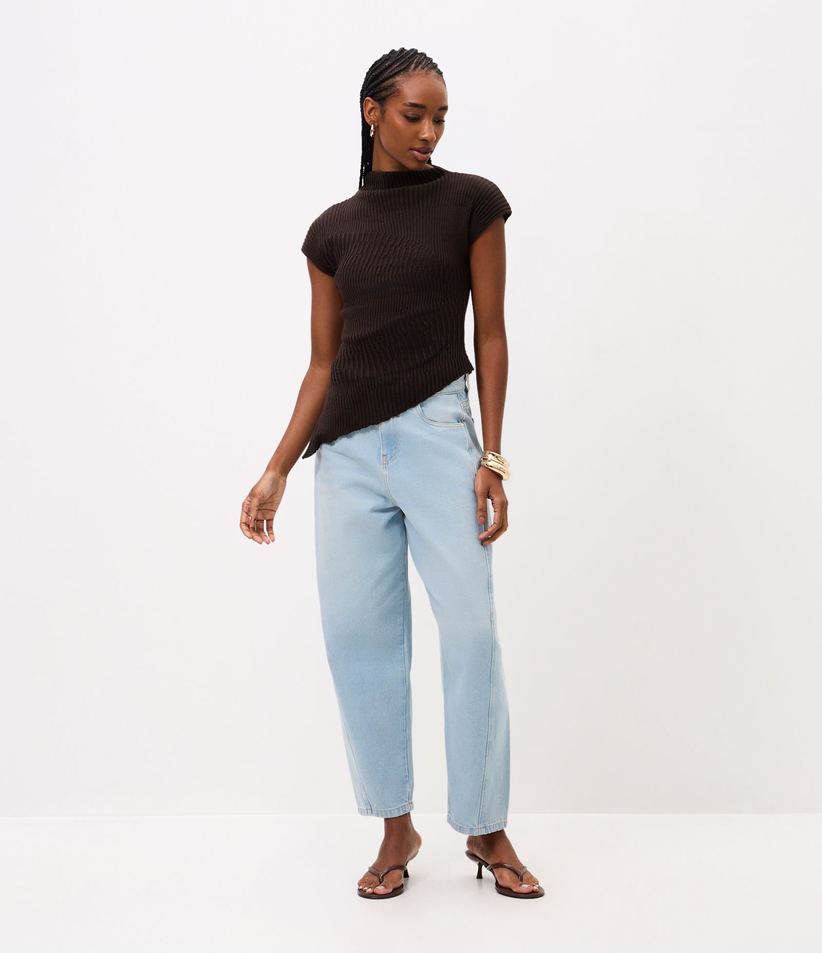 Blusa em Tricô com Gola Alta e Barra Assimétrica Marrom 2