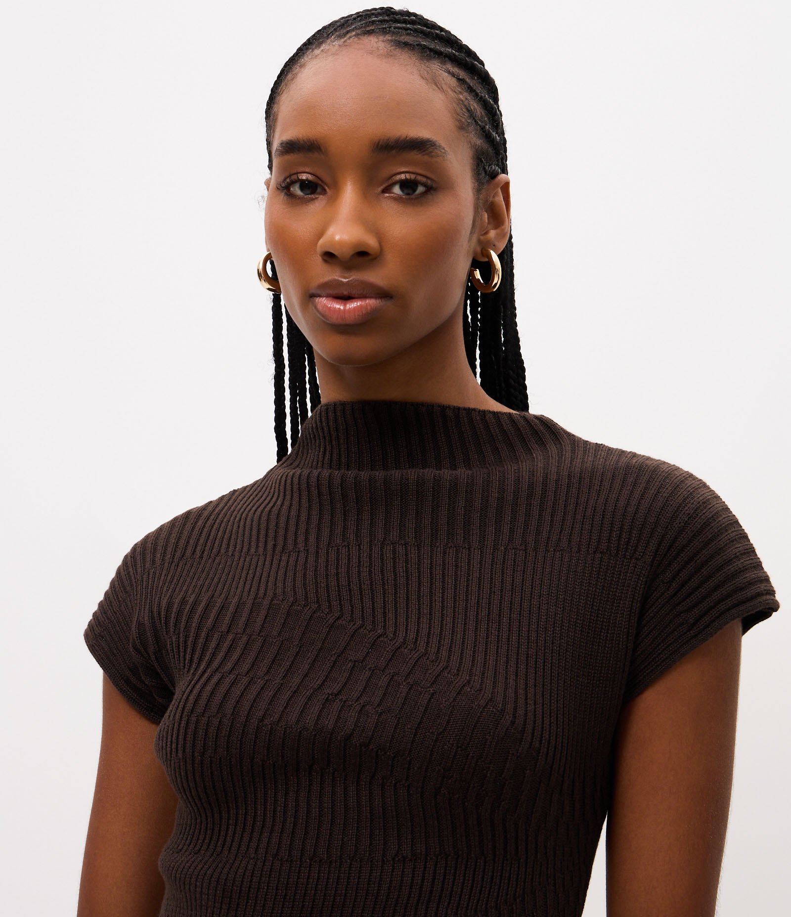 Blusa em Tricô com Gola Alta e Barra Assimétrica Marrom 3