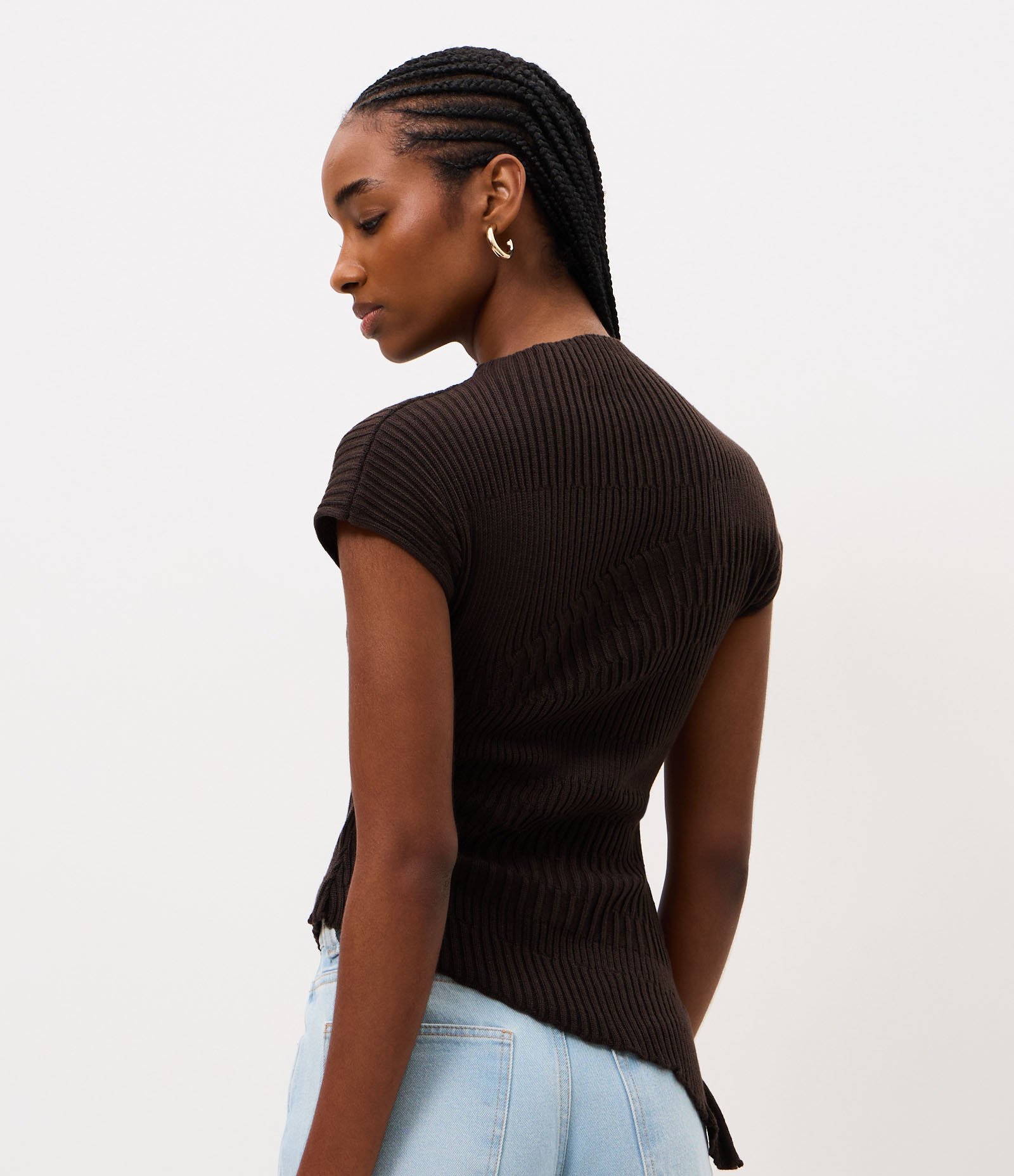 Blusa em Tricô com Gola Alta e Barra Assimétrica Marrom 4