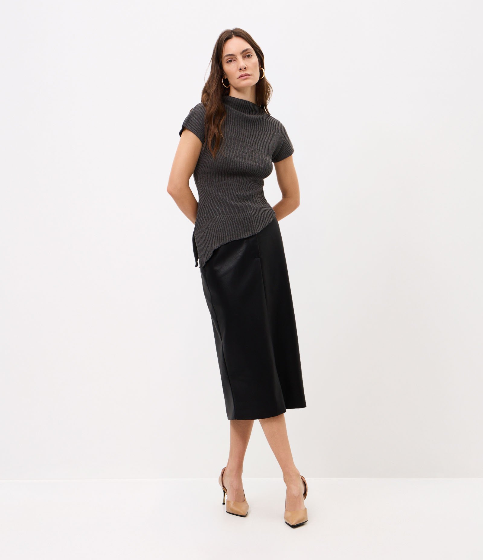 Blusa em Tricô com Gola Alta e Barra Assimétrica Cinza 2