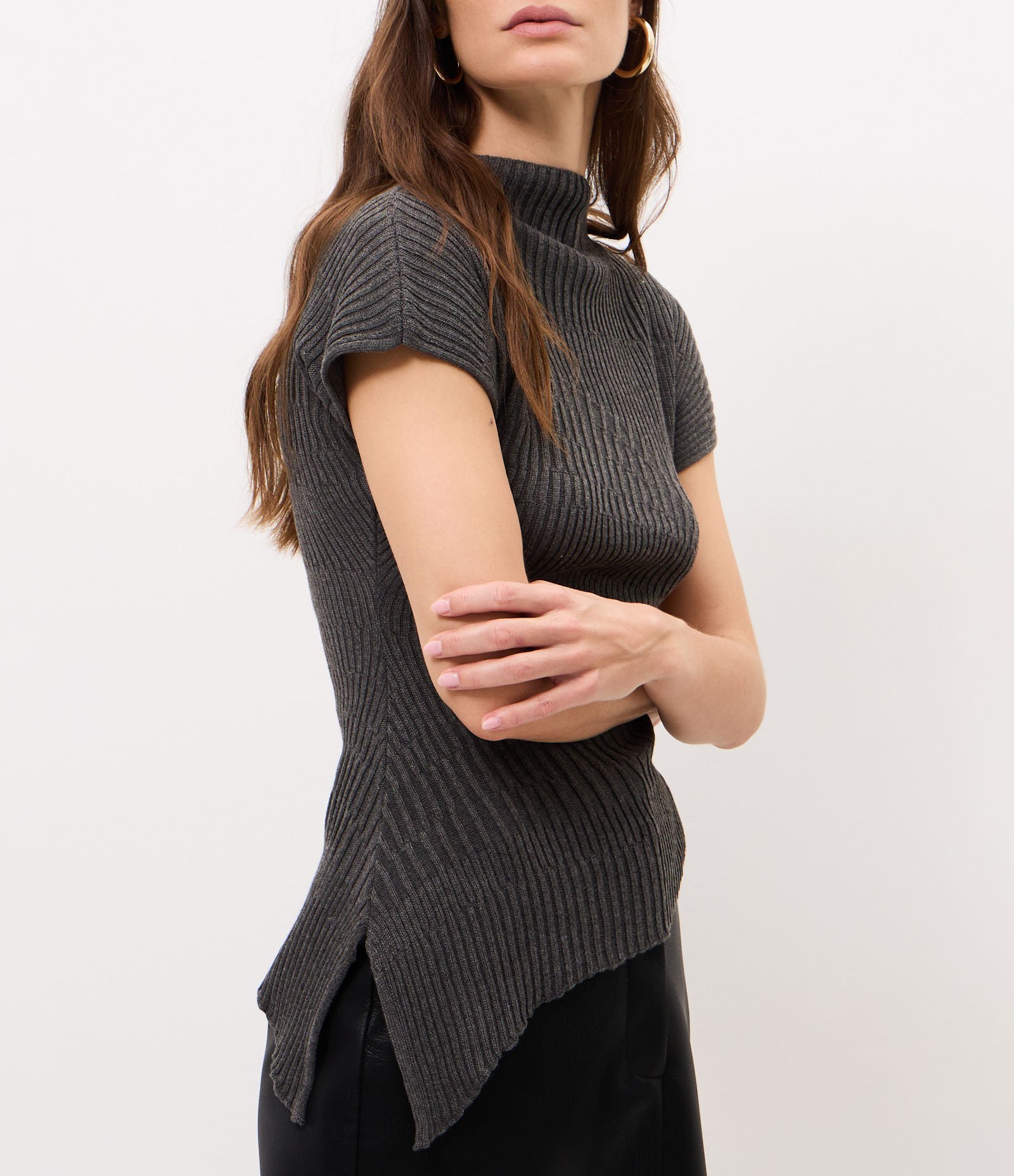 Blusa em Tricô com Gola Alta e Barra Assimétrica Cinza 3