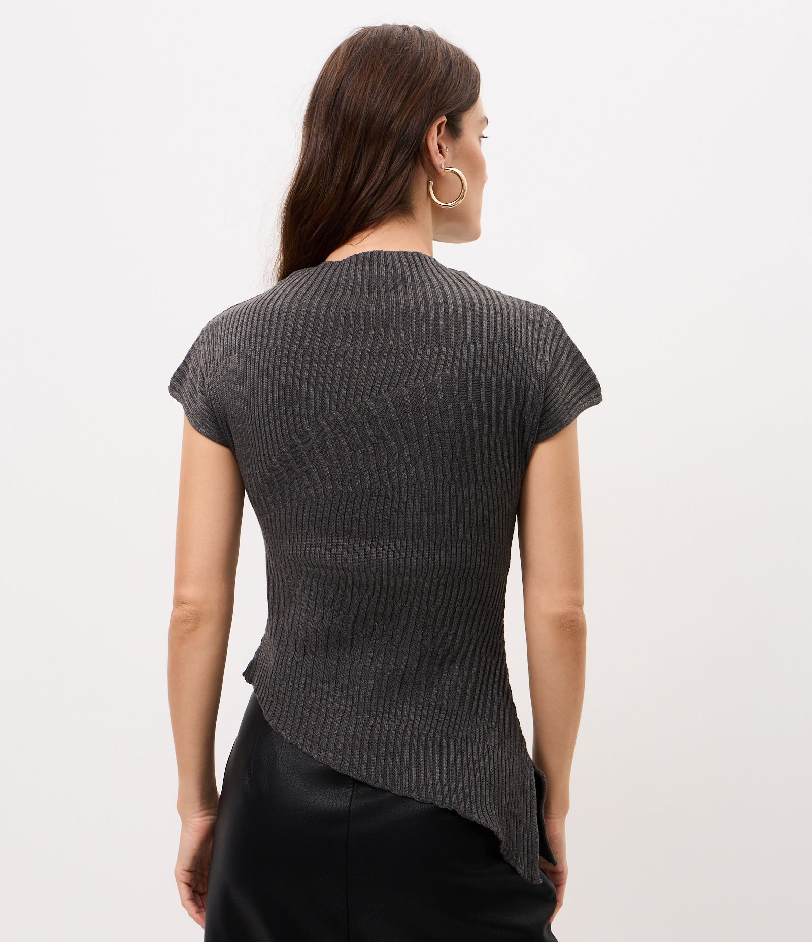 Blusa em Tricô com Gola Alta e Barra Assimétrica Cinza 4