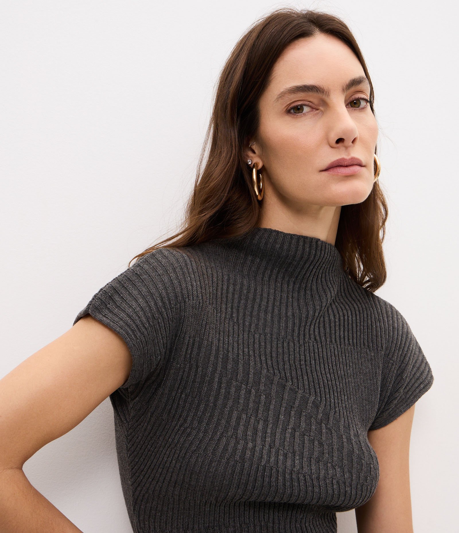Blusa em Tricô com Gola Alta e Barra Assimétrica Cinza 5
